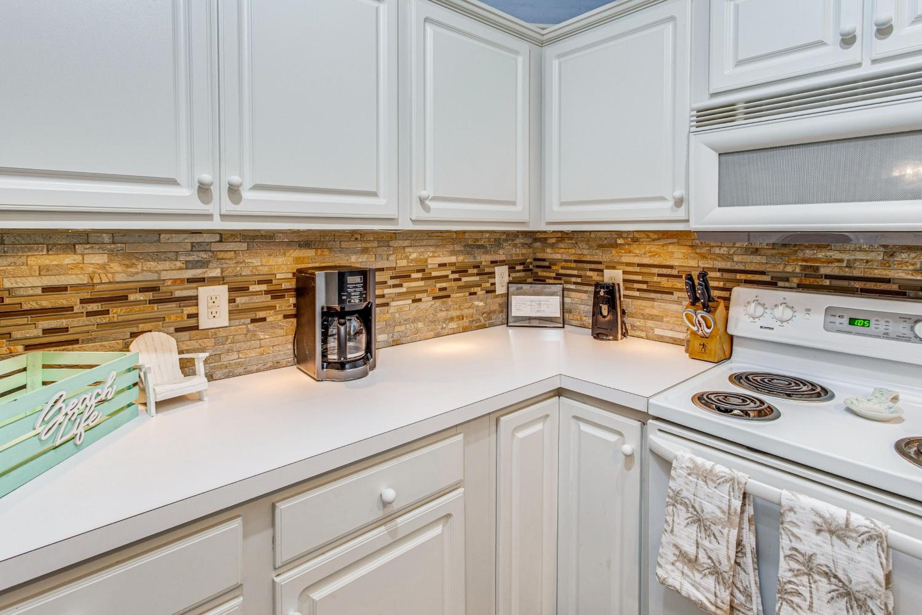 Condo with Pool Access, 1 Mi to Cherry Grove Beach!