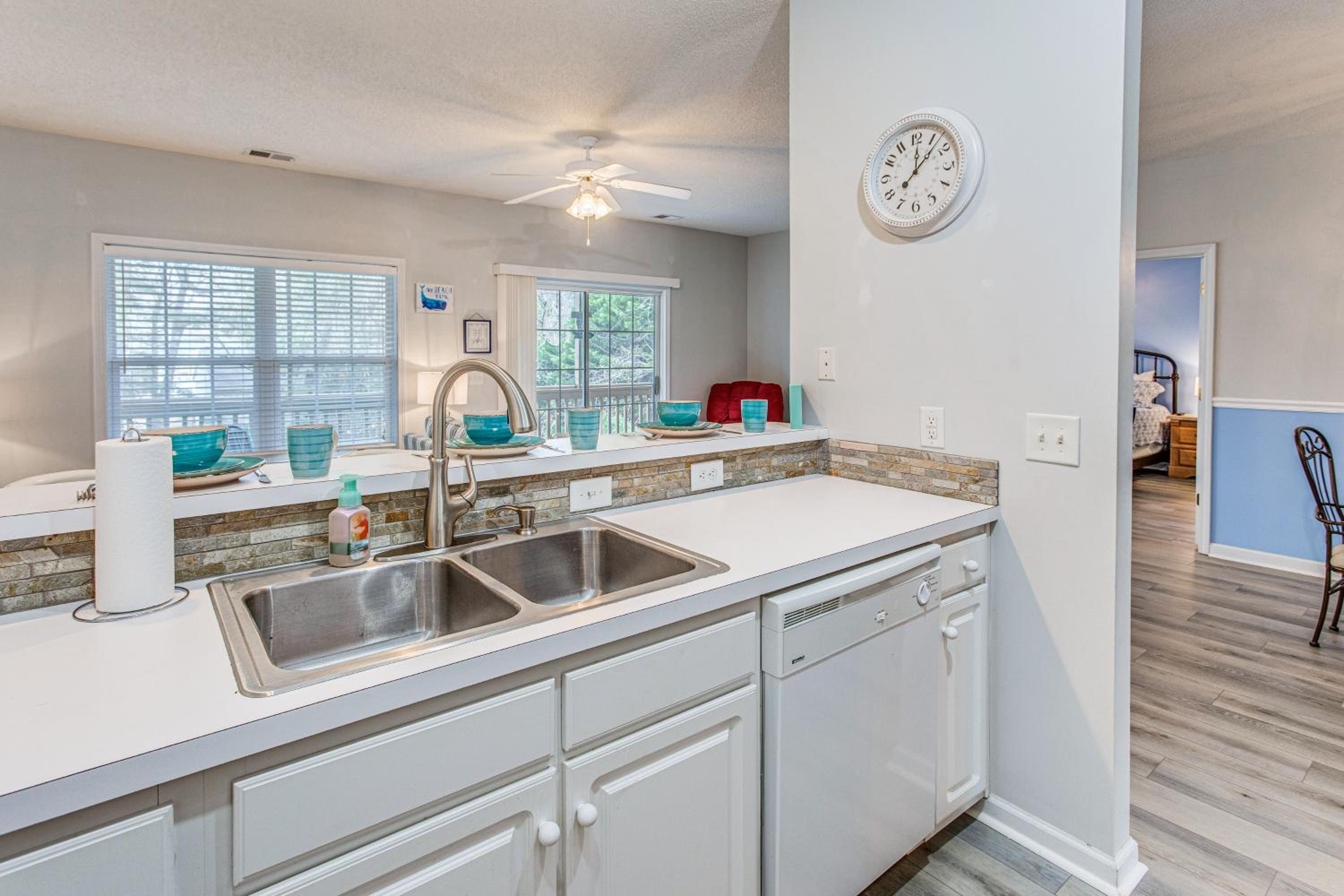 Condo with Pool Access, 1 Mi to Cherry Grove Beach!