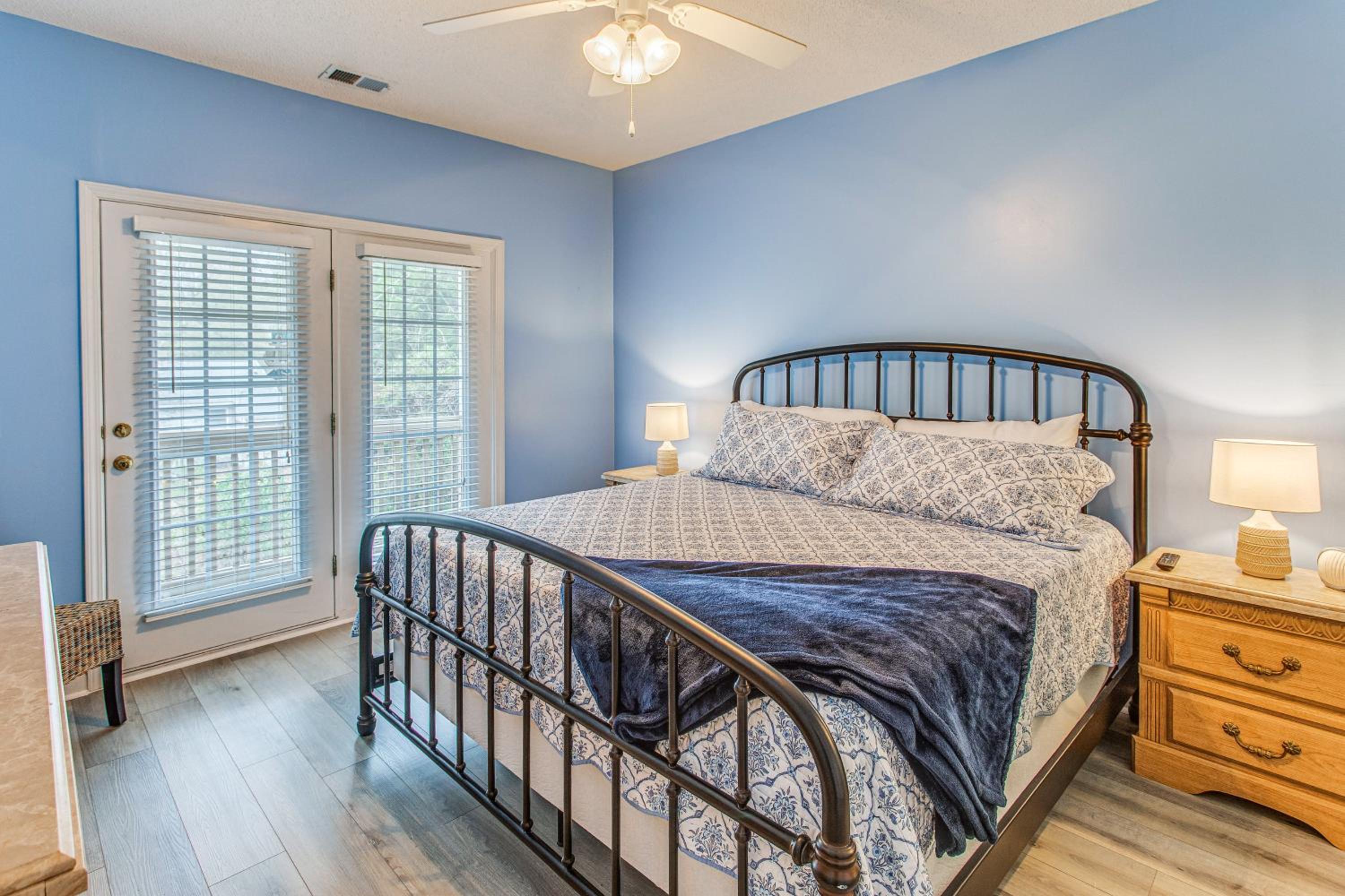 Condo with Pool Access, 1 Mi to Cherry Grove Beach!