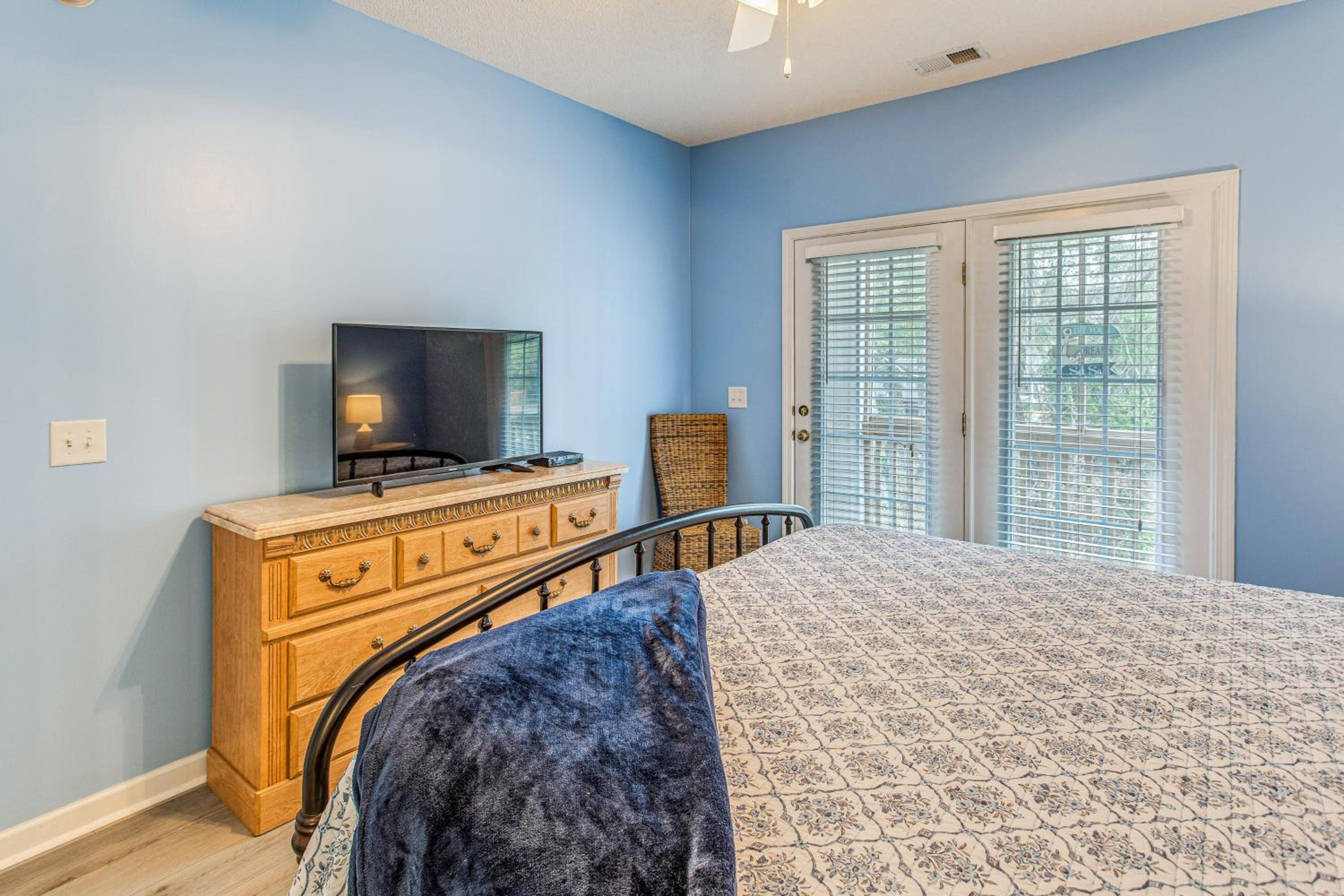 Condo with Pool Access, 1 Mi to Cherry Grove Beach!