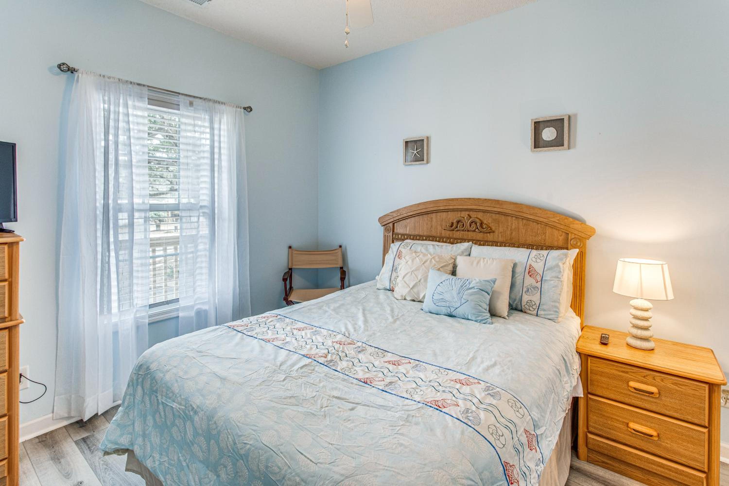 Condo with Pool Access, 1 Mi to Cherry Grove Beach!