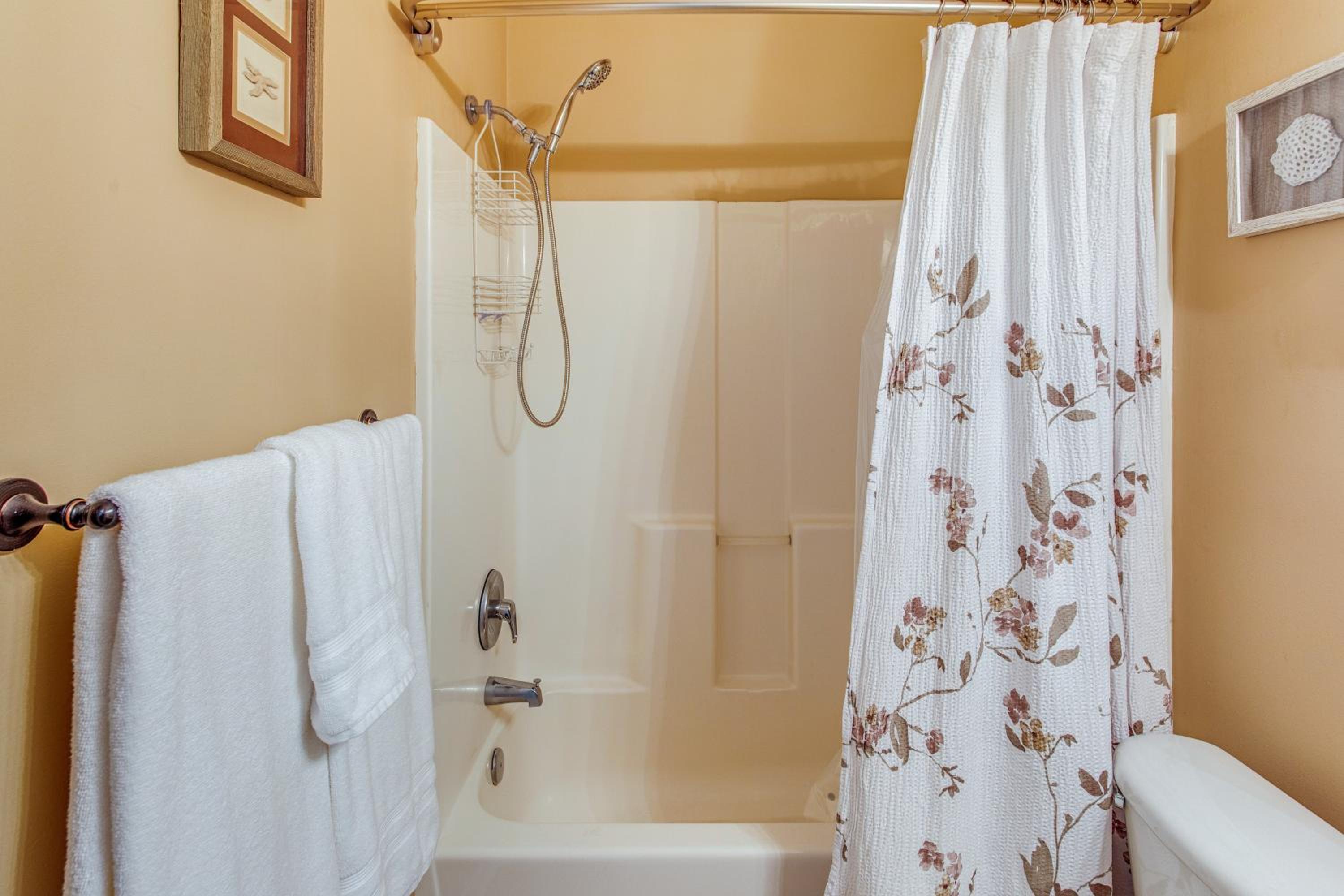 Condo with Pool Access, 1 Mi to Cherry Grove Beach!