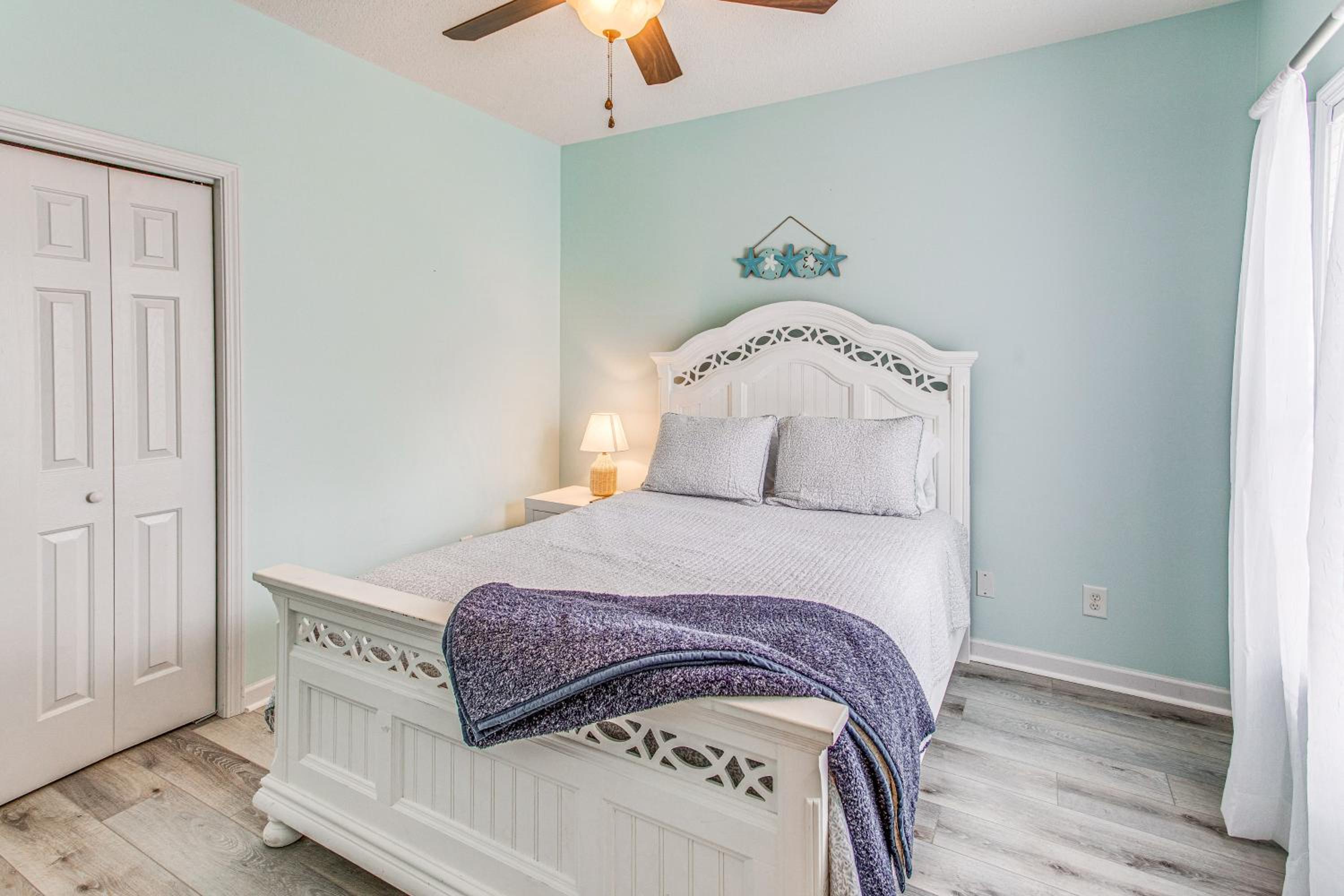 Condo with Pool Access, 1 Mi to Cherry Grove Beach!