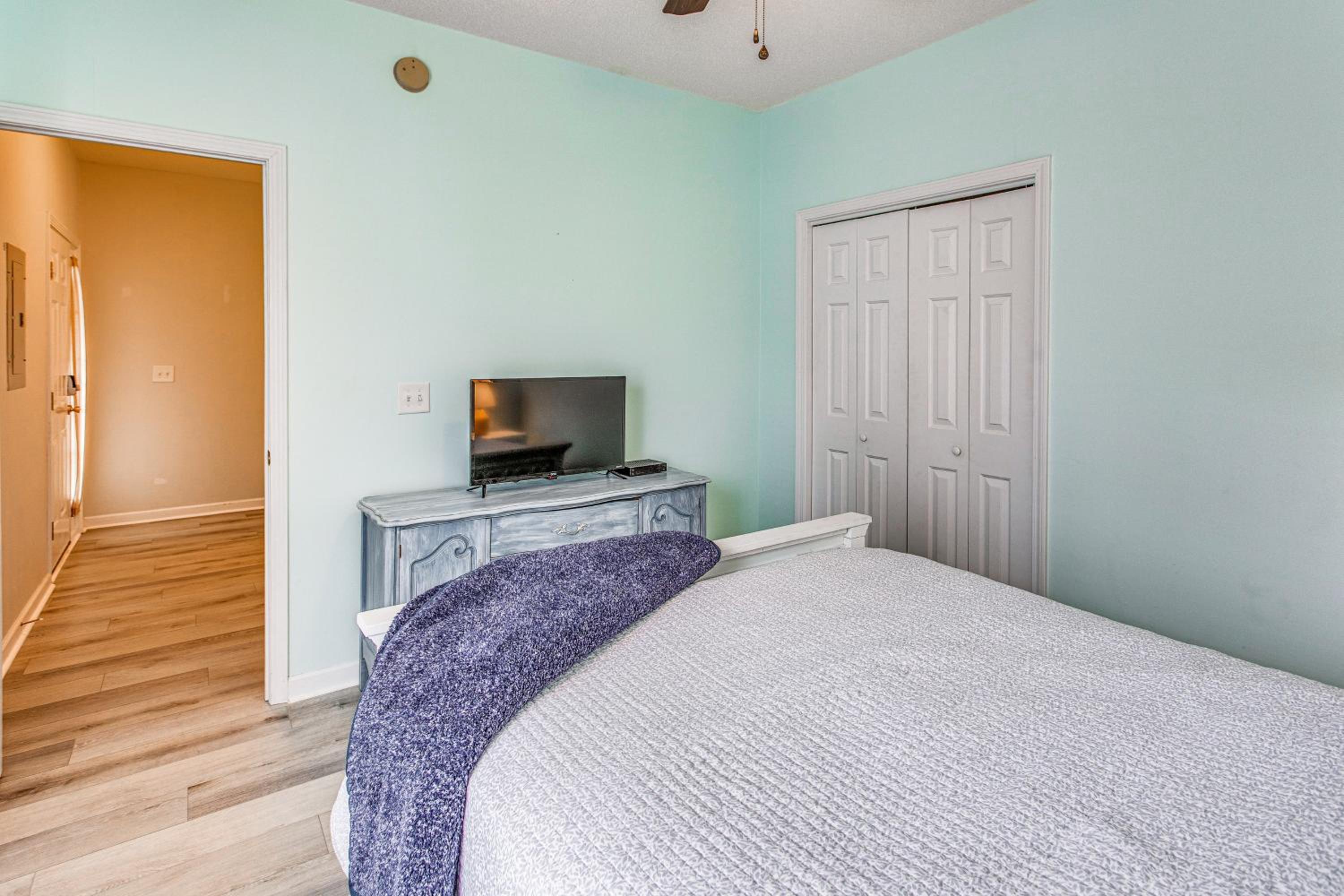 Condo with Pool Access, 1 Mi to Cherry Grove Beach!