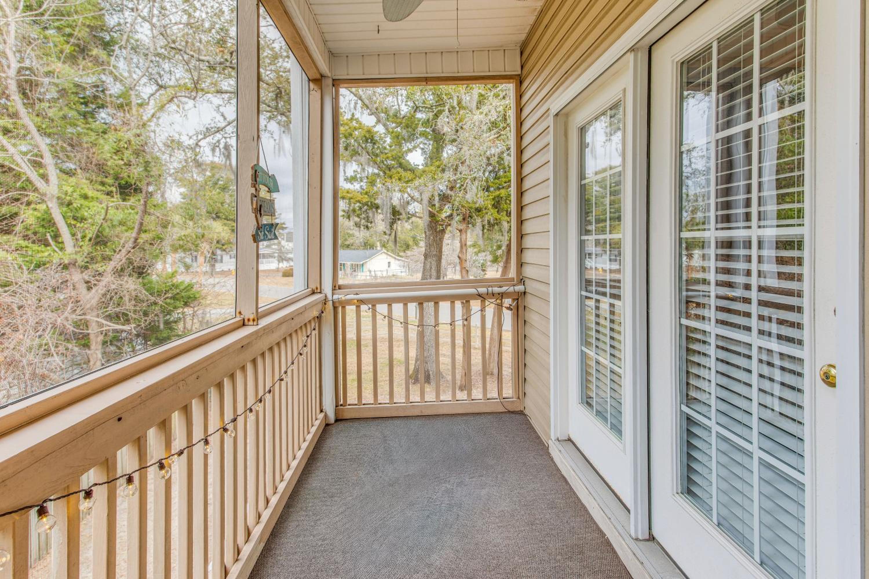 Condo with Pool Access, 1 Mi to Cherry Grove Beach!