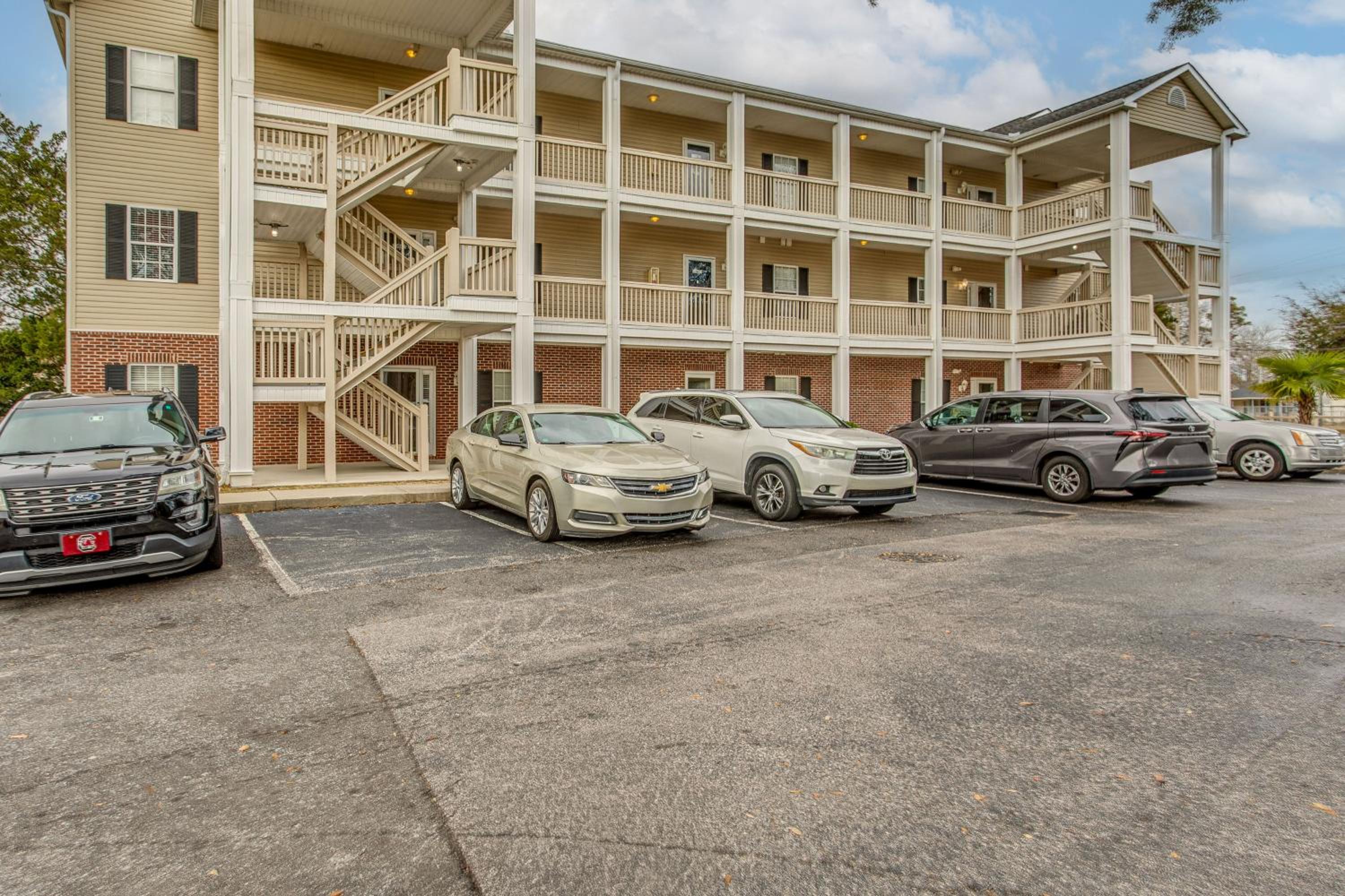 Condo with Pool Access, 1 Mi to Cherry Grove Beach!