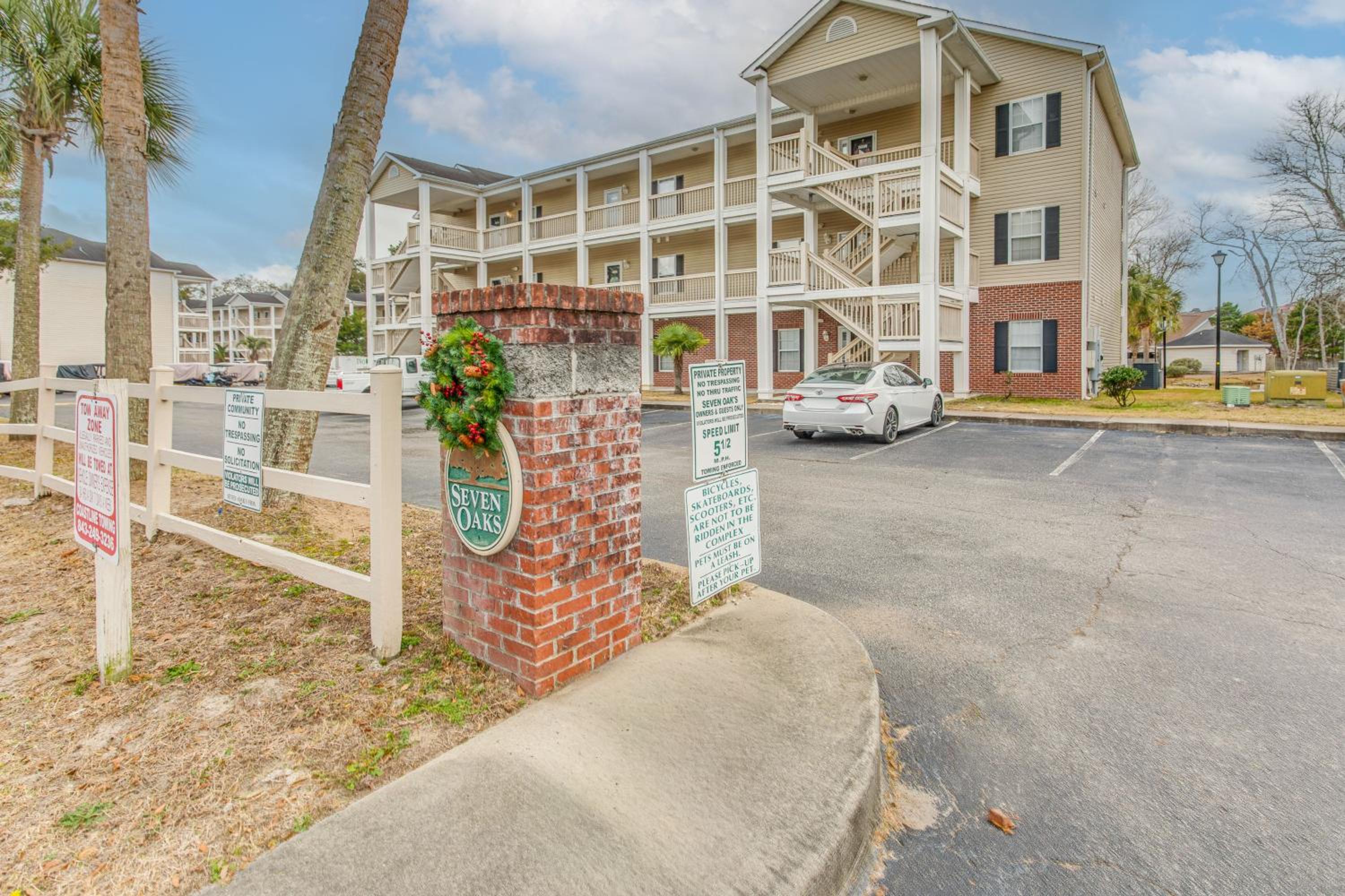 Condo with Pool Access, 1 Mi to Cherry Grove Beach!