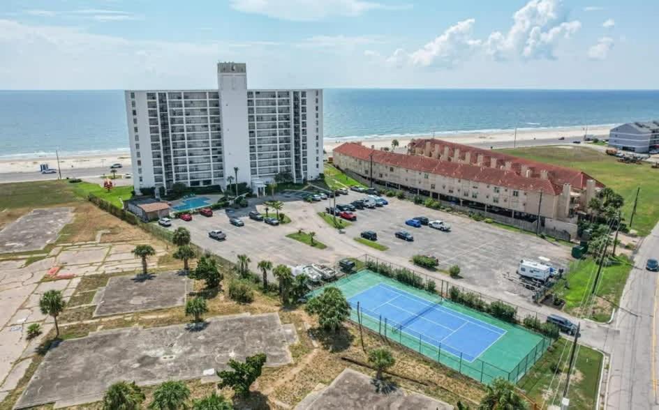 Shoreline Studio Condo for 4