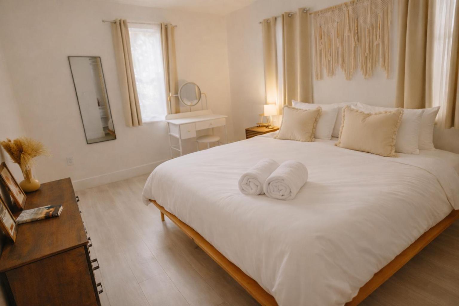 Prime Location Home W BBQ & Free Parking