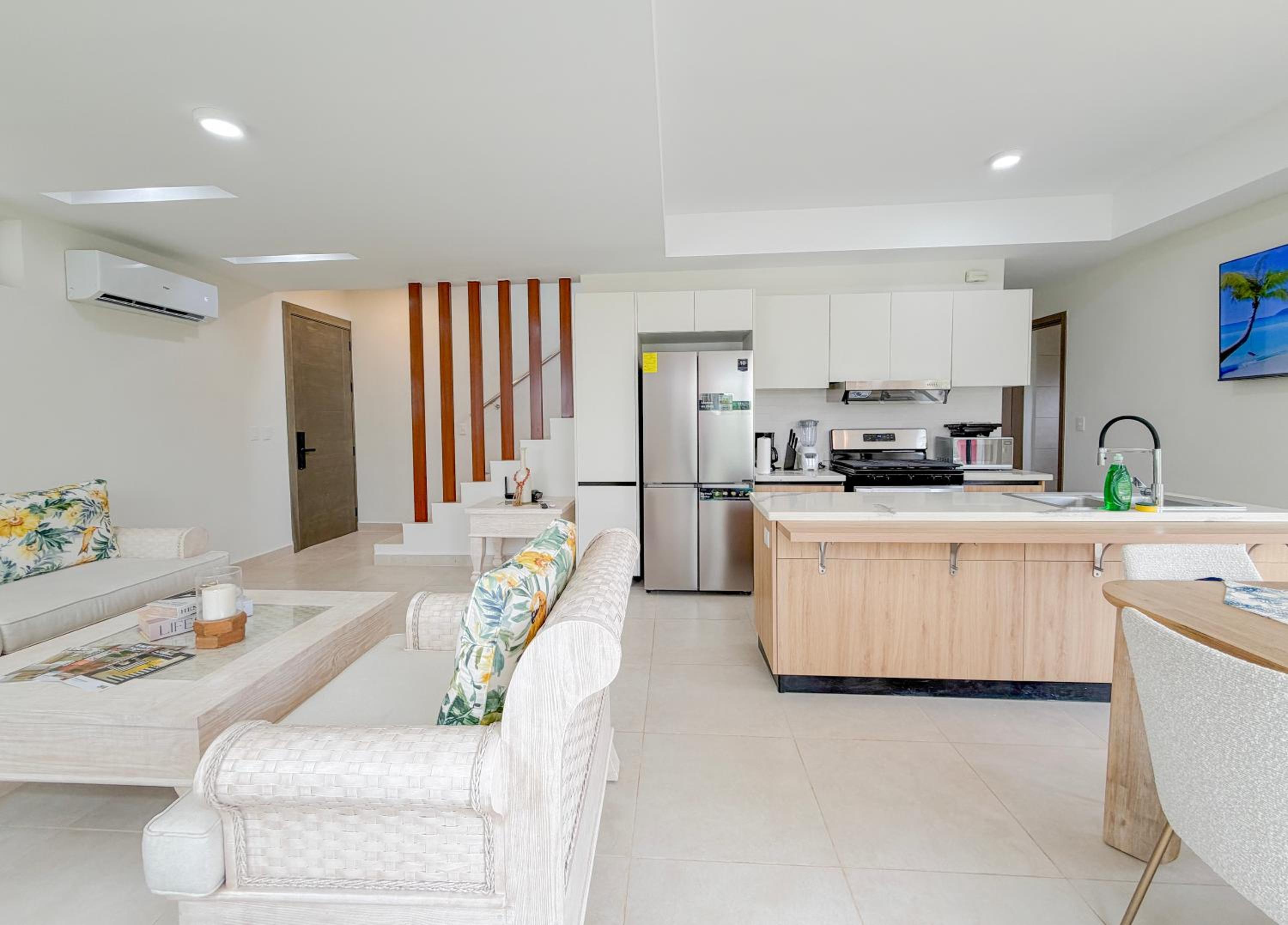 Modern Poolside Villa in Vistacana Near Downtown