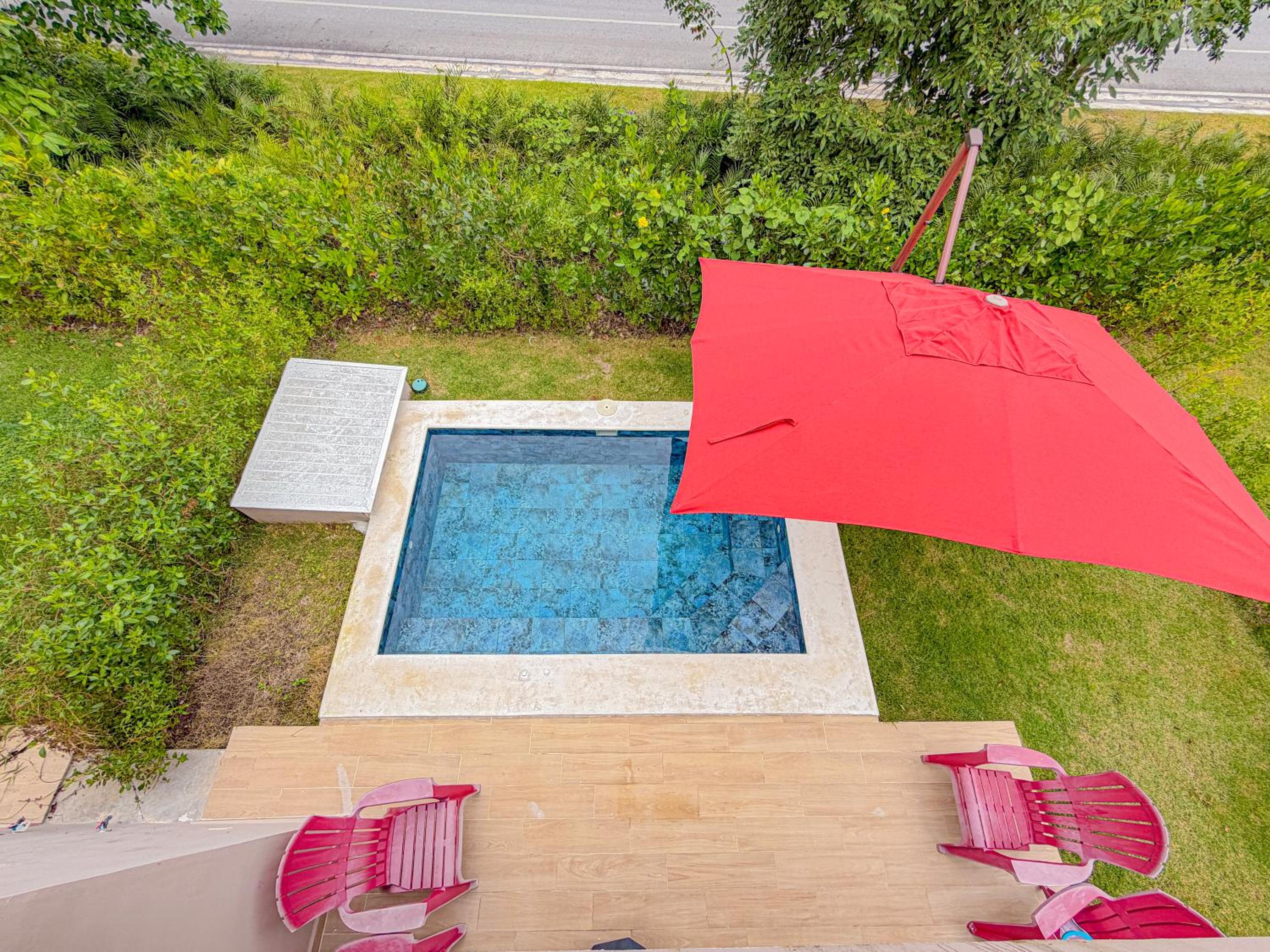 Modern Poolside Villa in Vistacana Near Downtown
