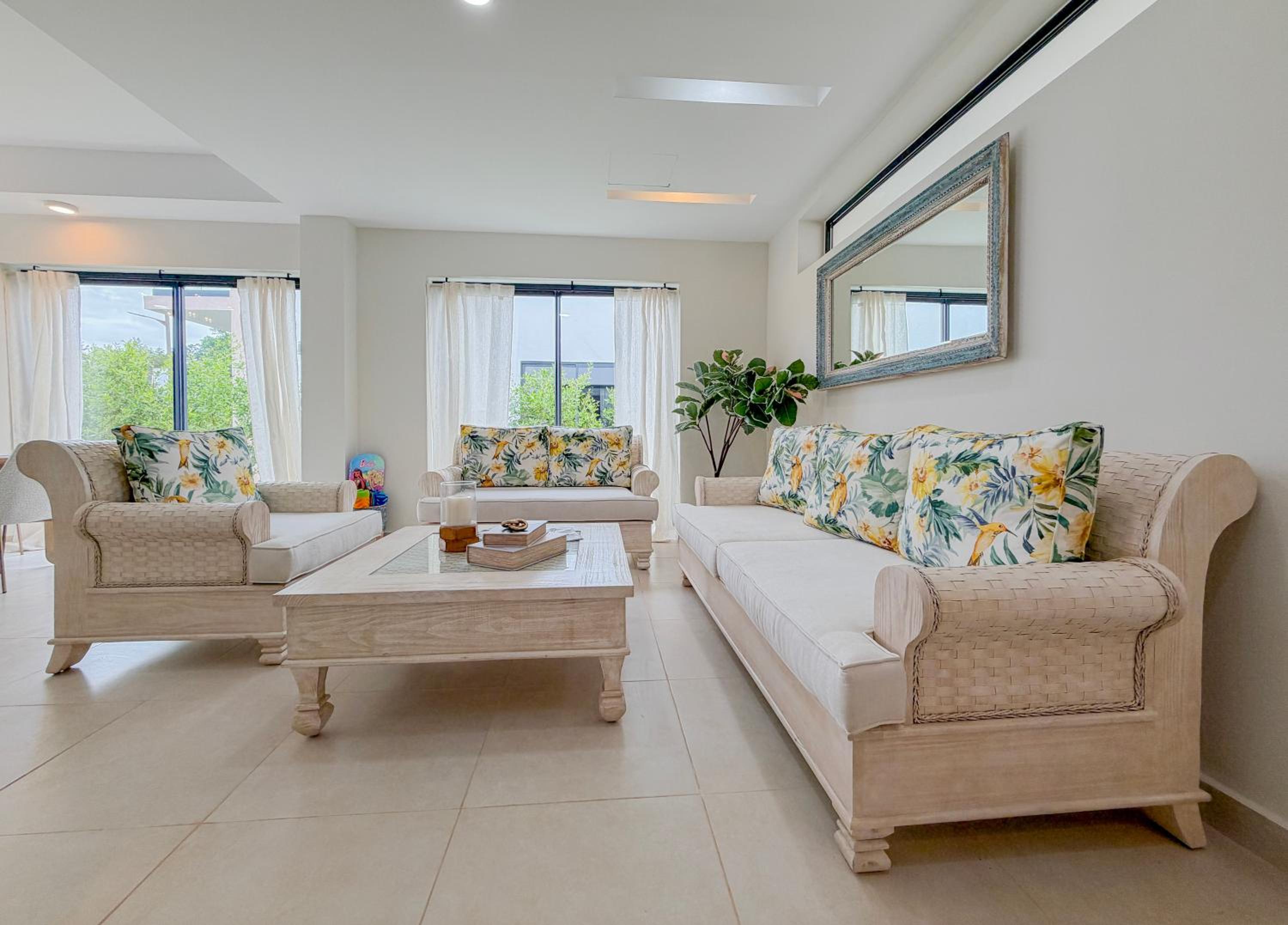 Modern Poolside Villa in Vistacana Near Downtown