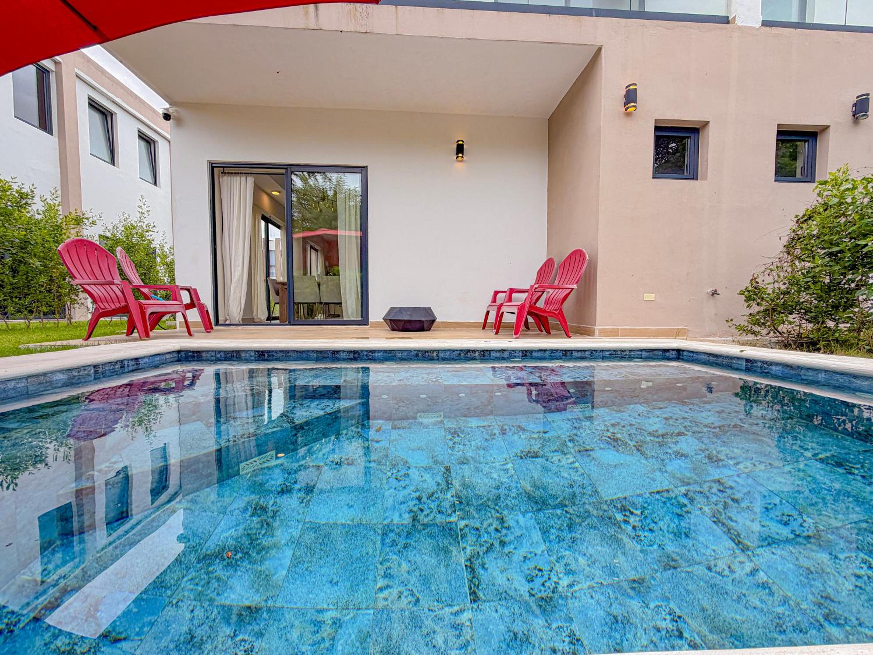 Modern Poolside Villa in Vistacana Near Downtown
