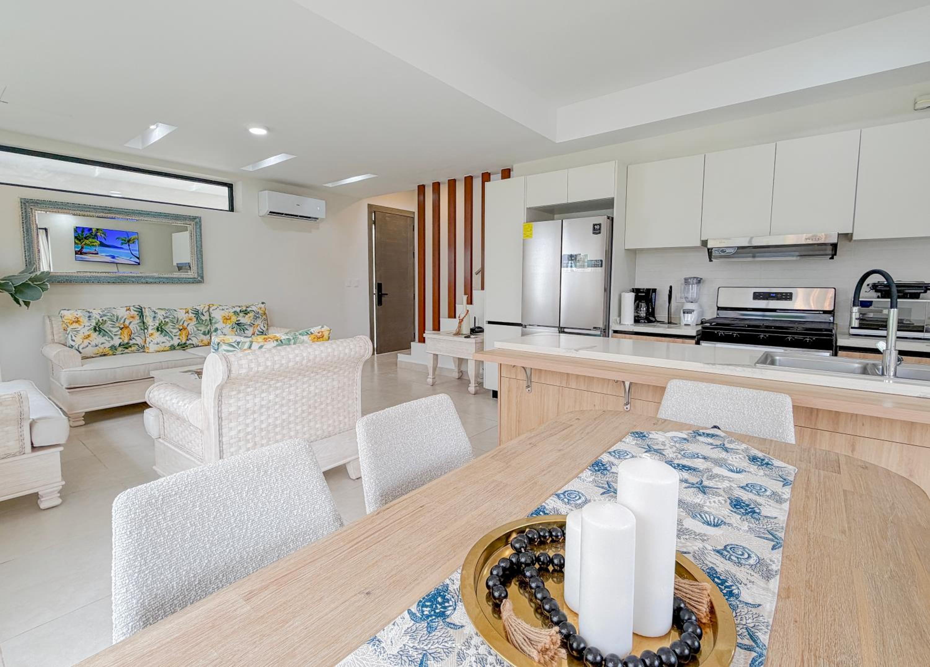Modern Poolside Villa in Vistacana Near Downtown