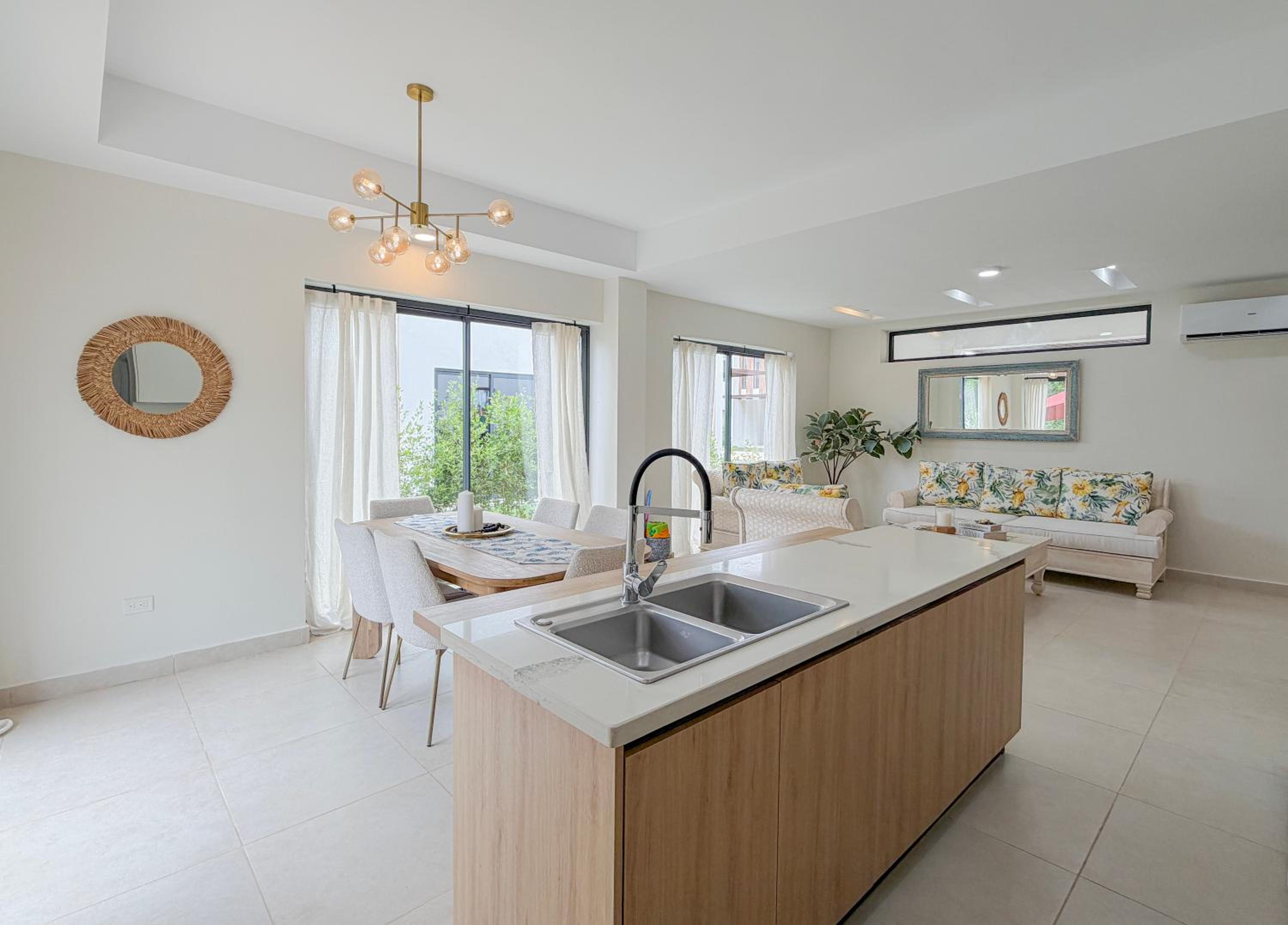 Modern Poolside Villa in Vistacana Near Downtown