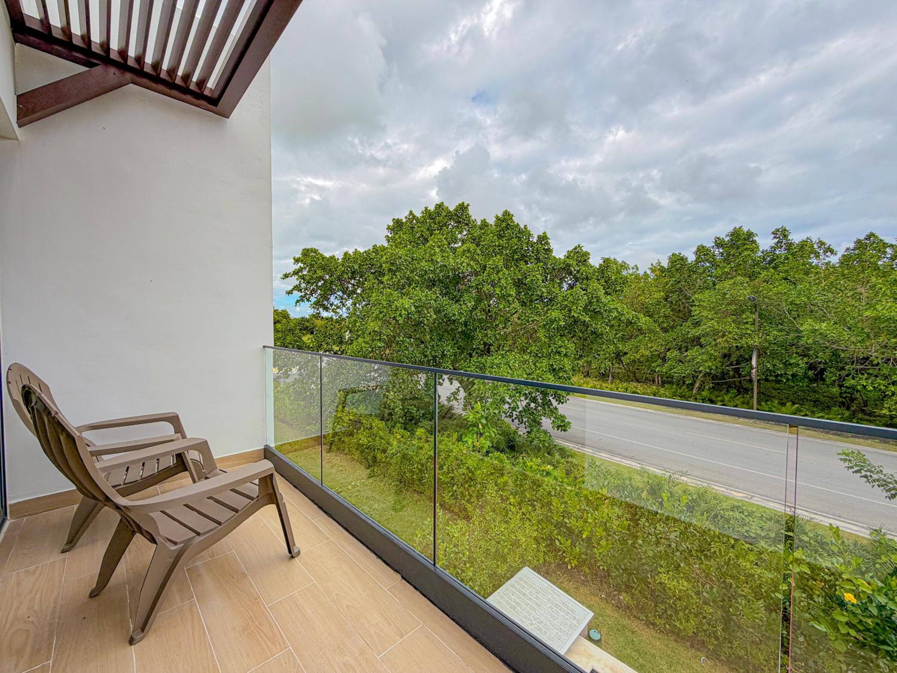 Modern Poolside Villa in Vistacana Near Downtown