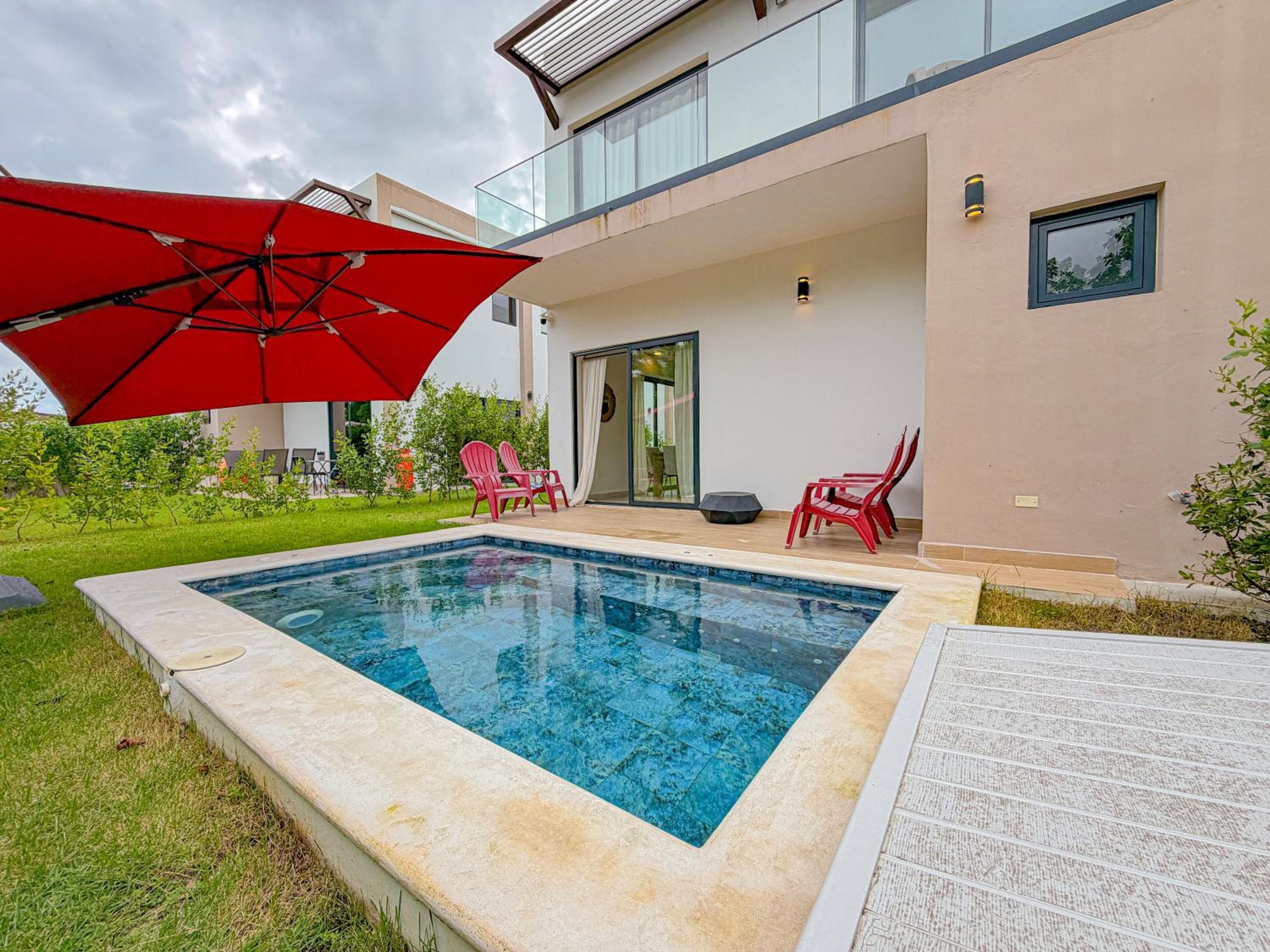 Modern Poolside Villa in Vistacana Near Downtown