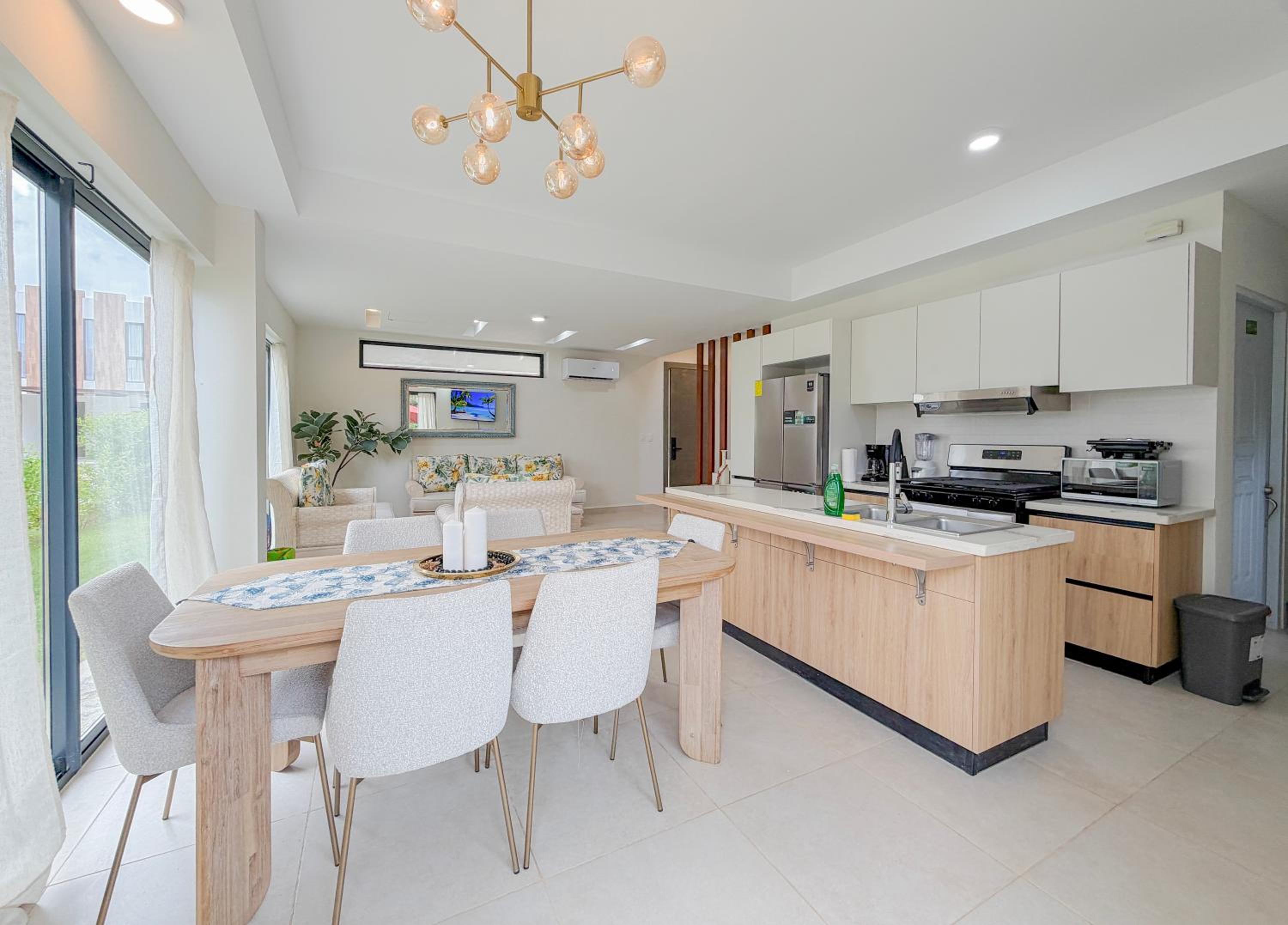 Modern Poolside Villa in Vistacana Near Downtown