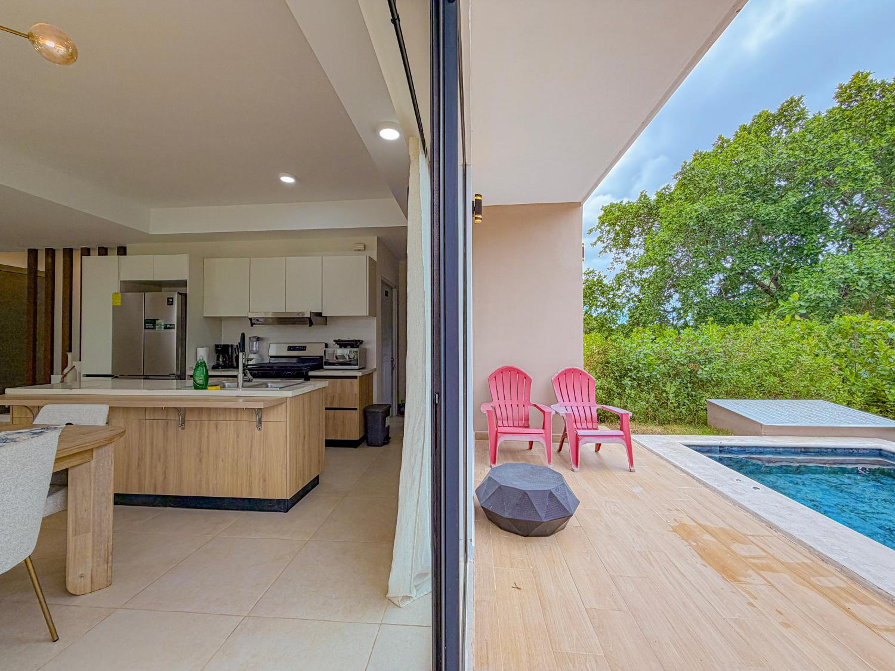 Modern Poolside Villa in Vistacana Near Downtown