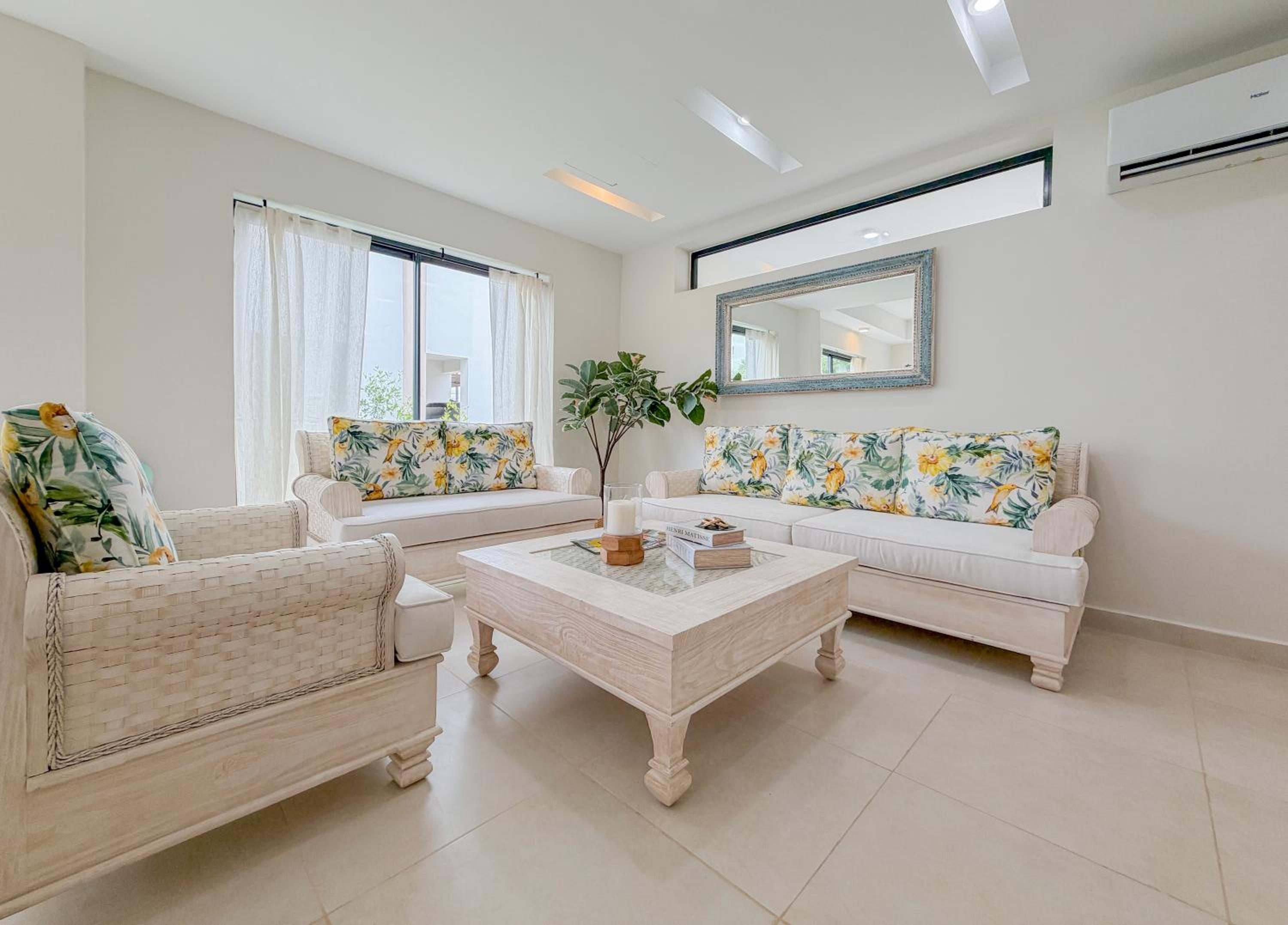 Modern Poolside Villa in Vistacana Near Downtown