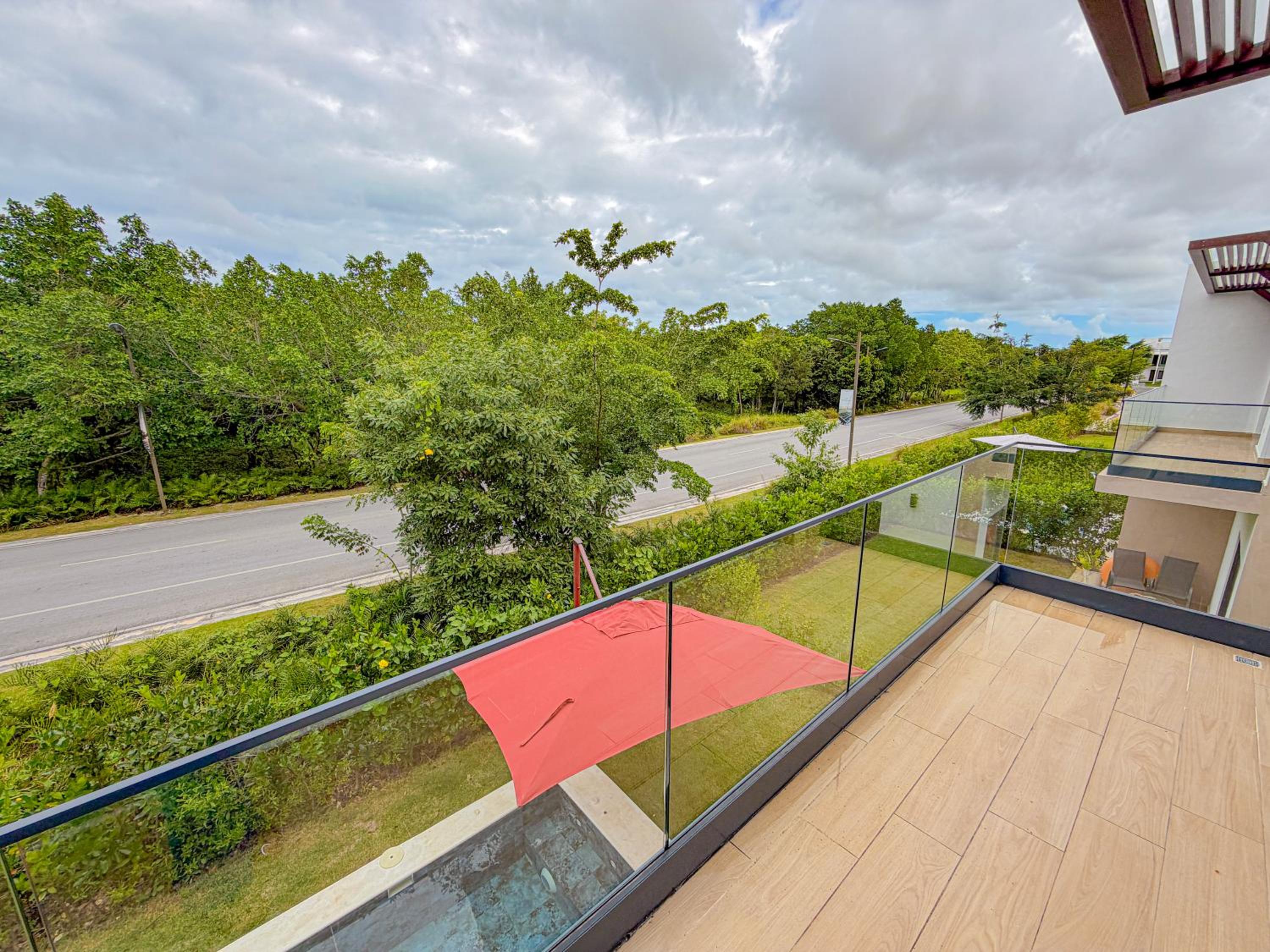 Modern Poolside Villa in Vistacana Near Downtown