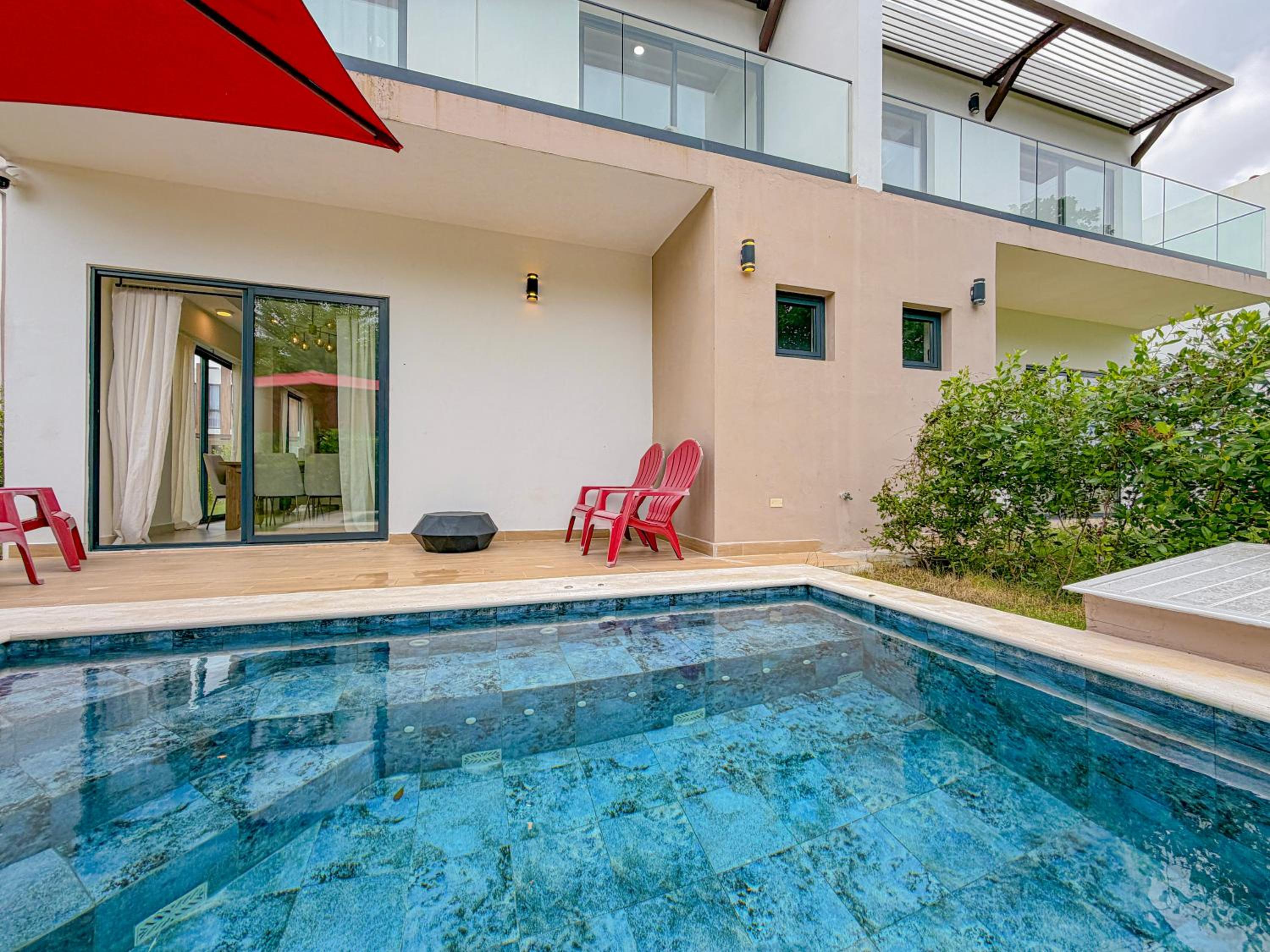 Modern Poolside Villa in Vistacana Near Downtown