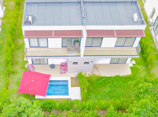 Modern Poolside Villa in Vistacana Near Downtown