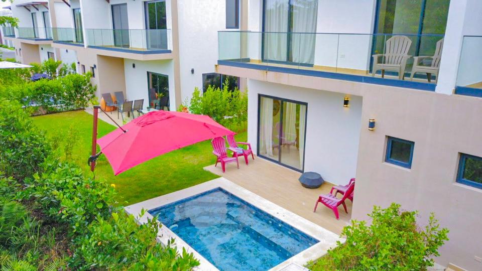 Modern Poolside Villa in Vistacana Near Downtown