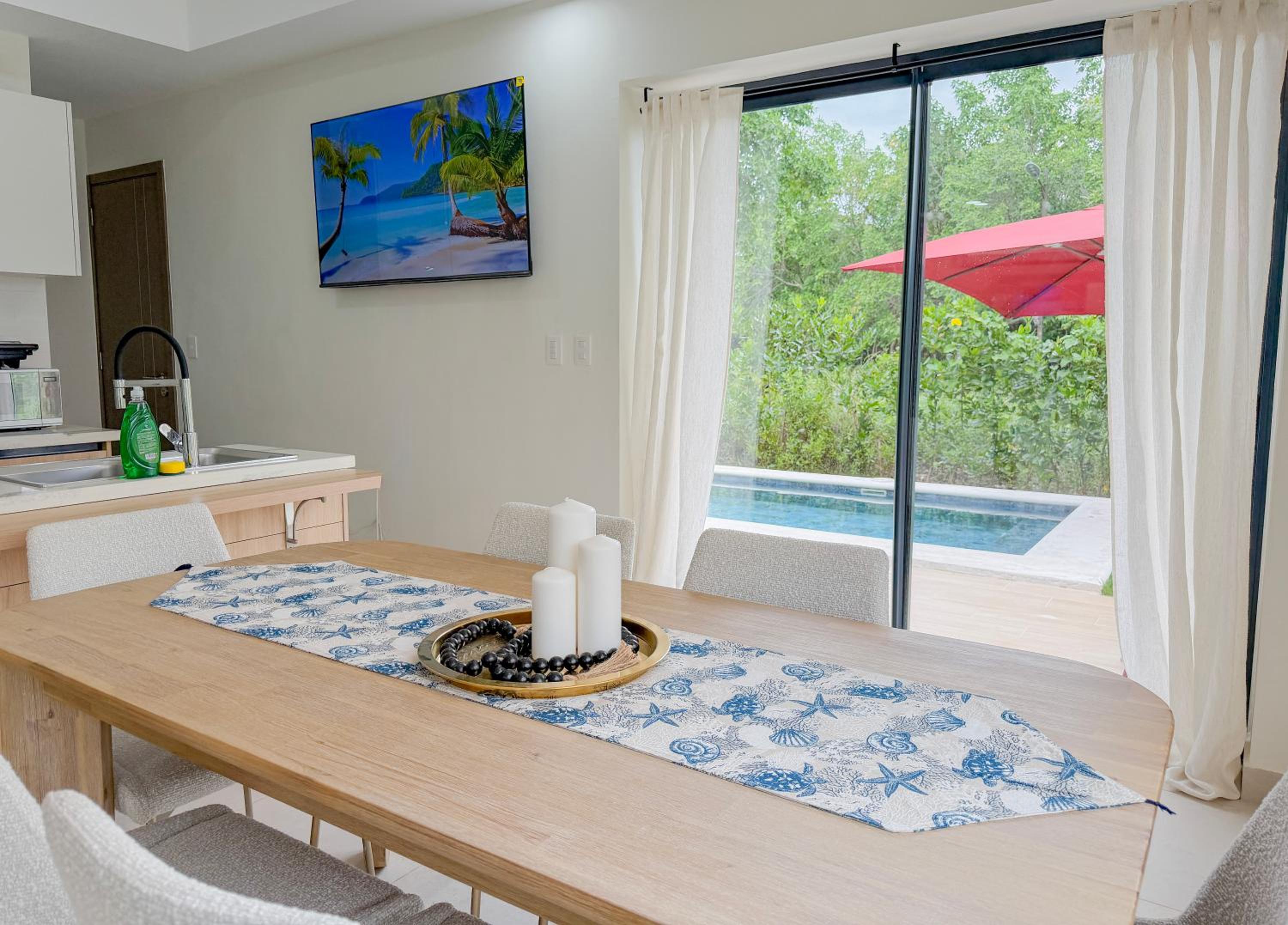 Modern Poolside Villa in Vistacana Near Downtown