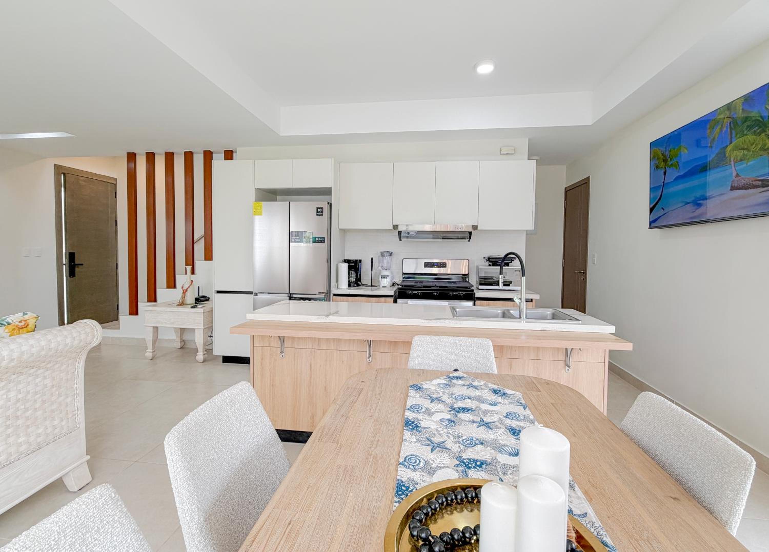 Modern Poolside Villa in Vistacana Near Downtown