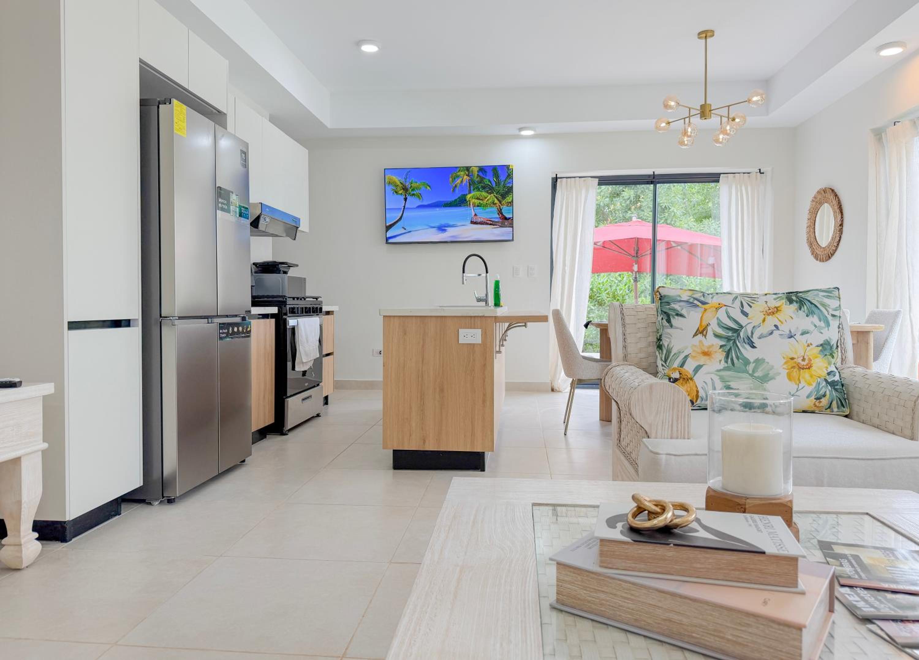Modern Poolside Villa in Vistacana Near Downtown