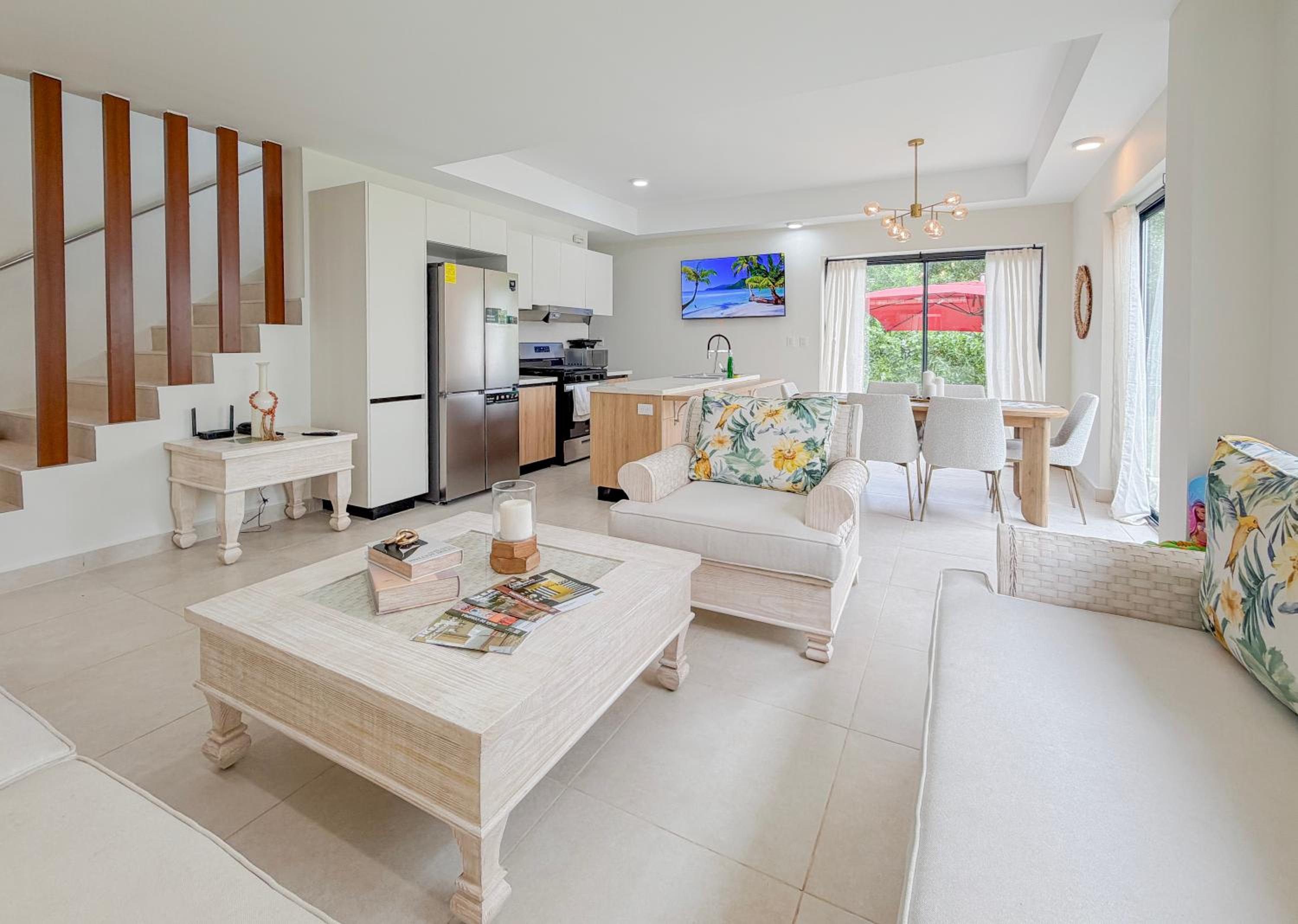 Modern Poolside Villa in Vistacana Near Downtown