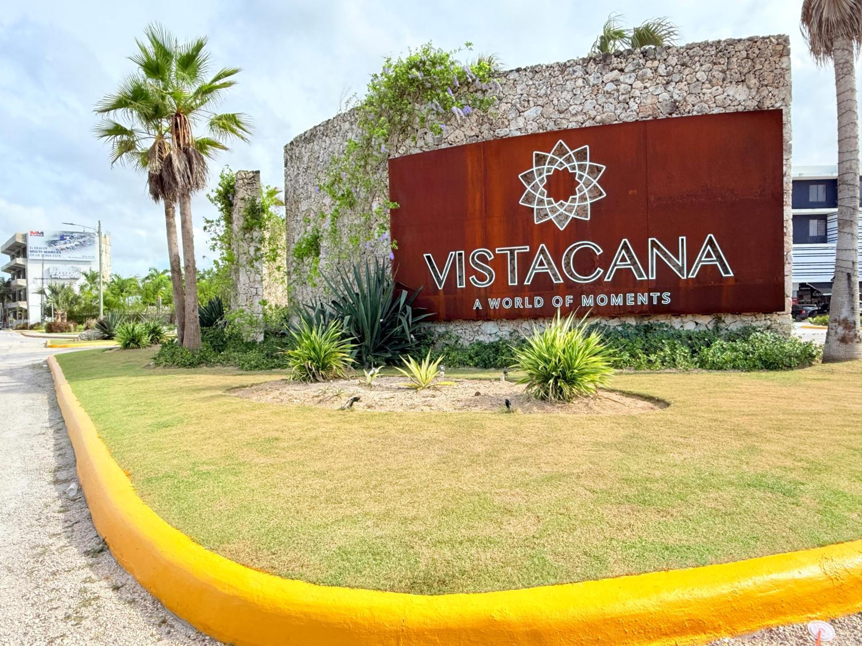 Modern Poolside Villa in Vistacana Near Downtown