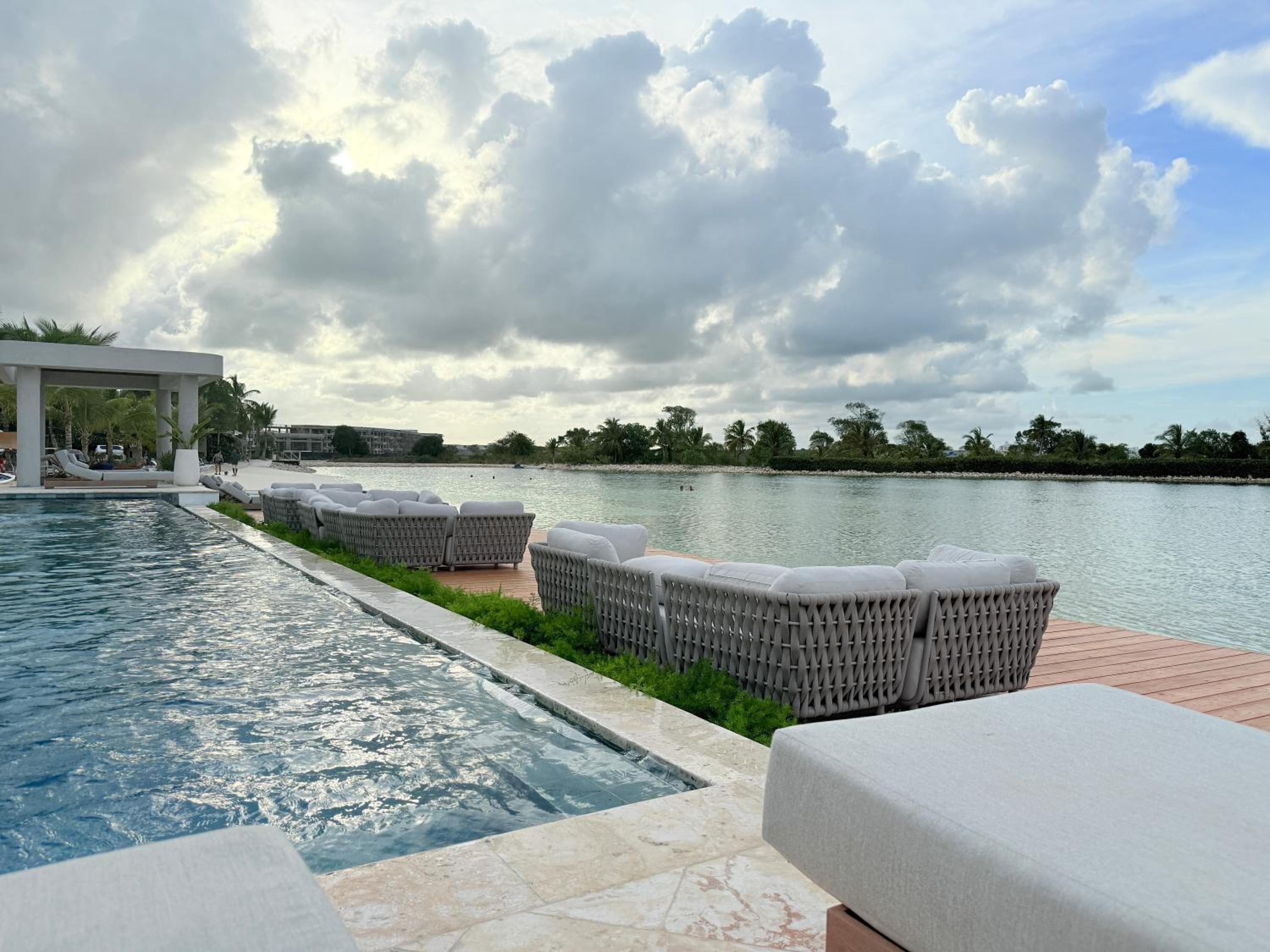 Modern Poolside Villa in Vistacana Near Downtown