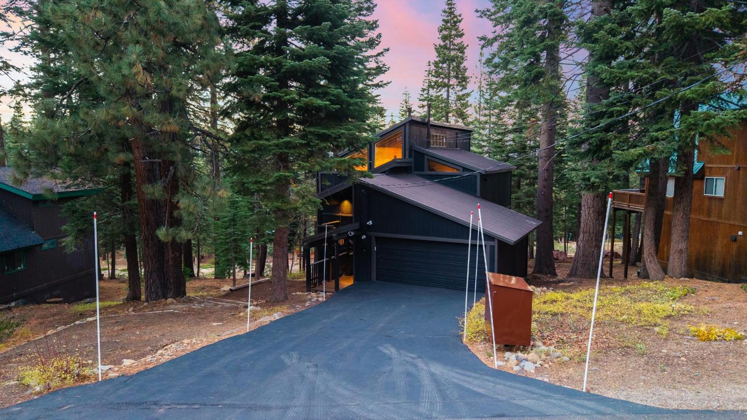 Hot Tub Sauna Forest Views in Tahoe Donner Cedar Summit by Avantstay