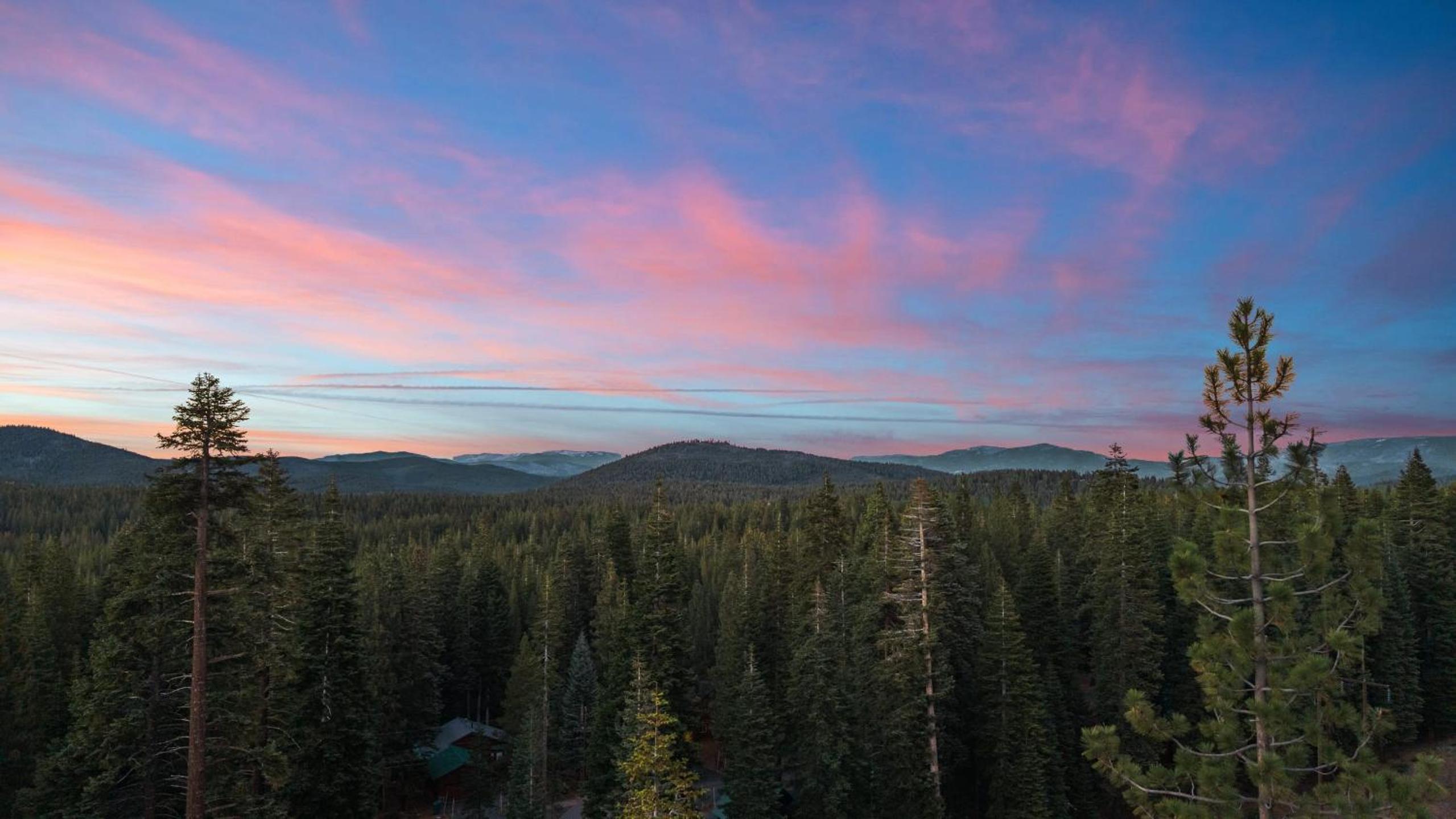 Hot Tub Sauna Forest Views in Tahoe Donner Cedar Summit by Avantstay