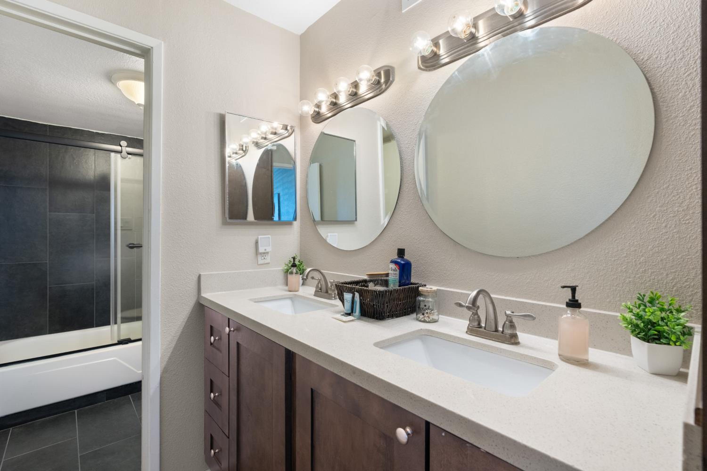 Less Than 1 Mi to Fashion Square Condo with Community Perks