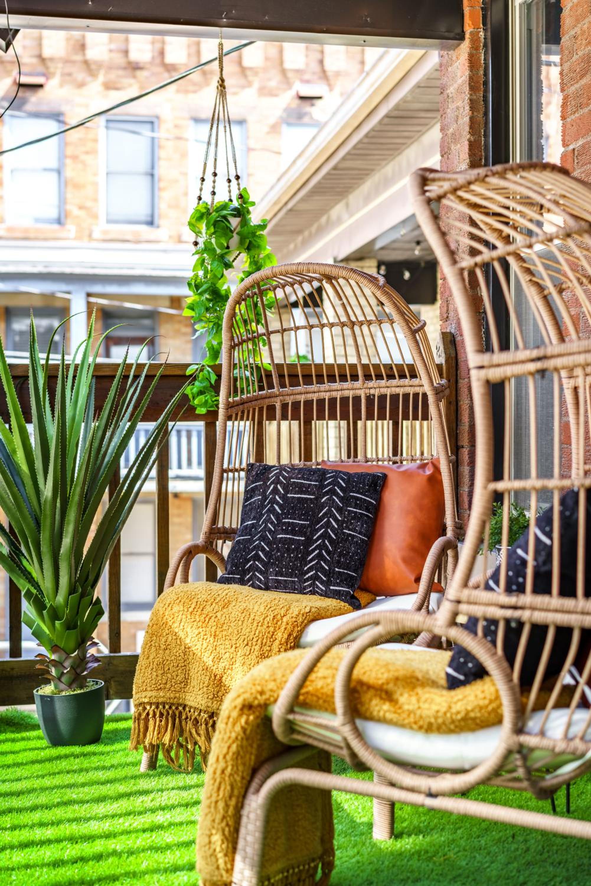 Jungle House Columbus Short North Downtown Free Parking - Steps to Convention Center & Nationwide Arena - 2BR Luxury Home - Sleeps 8 - Over 5,800 Five Star