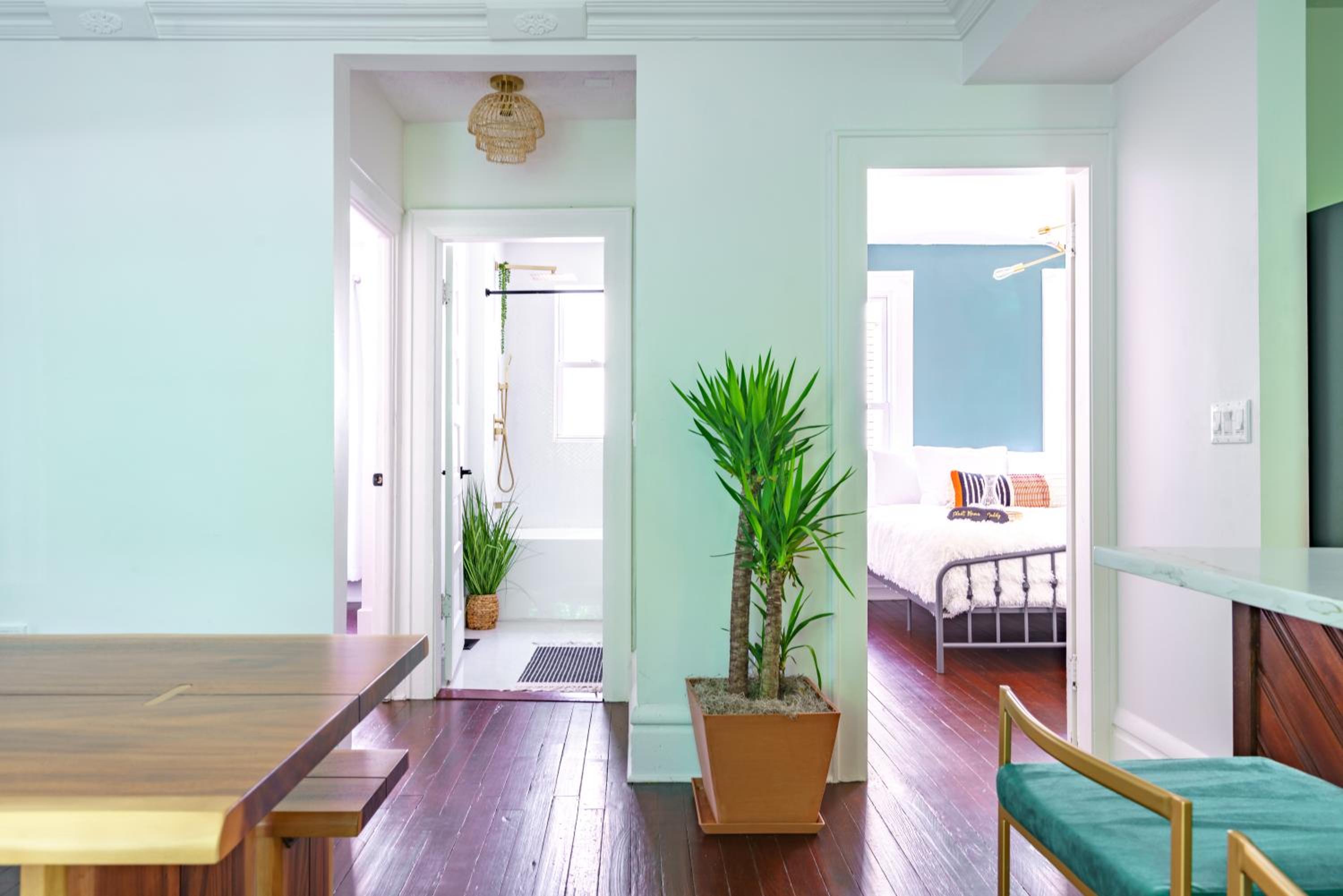 Jungle House Columbus Short North Downtown Free Parking - Steps to Convention Center & Nationwide Arena - 2BR Luxury Home - Sleeps 8 - Over 5,800 Five Star
