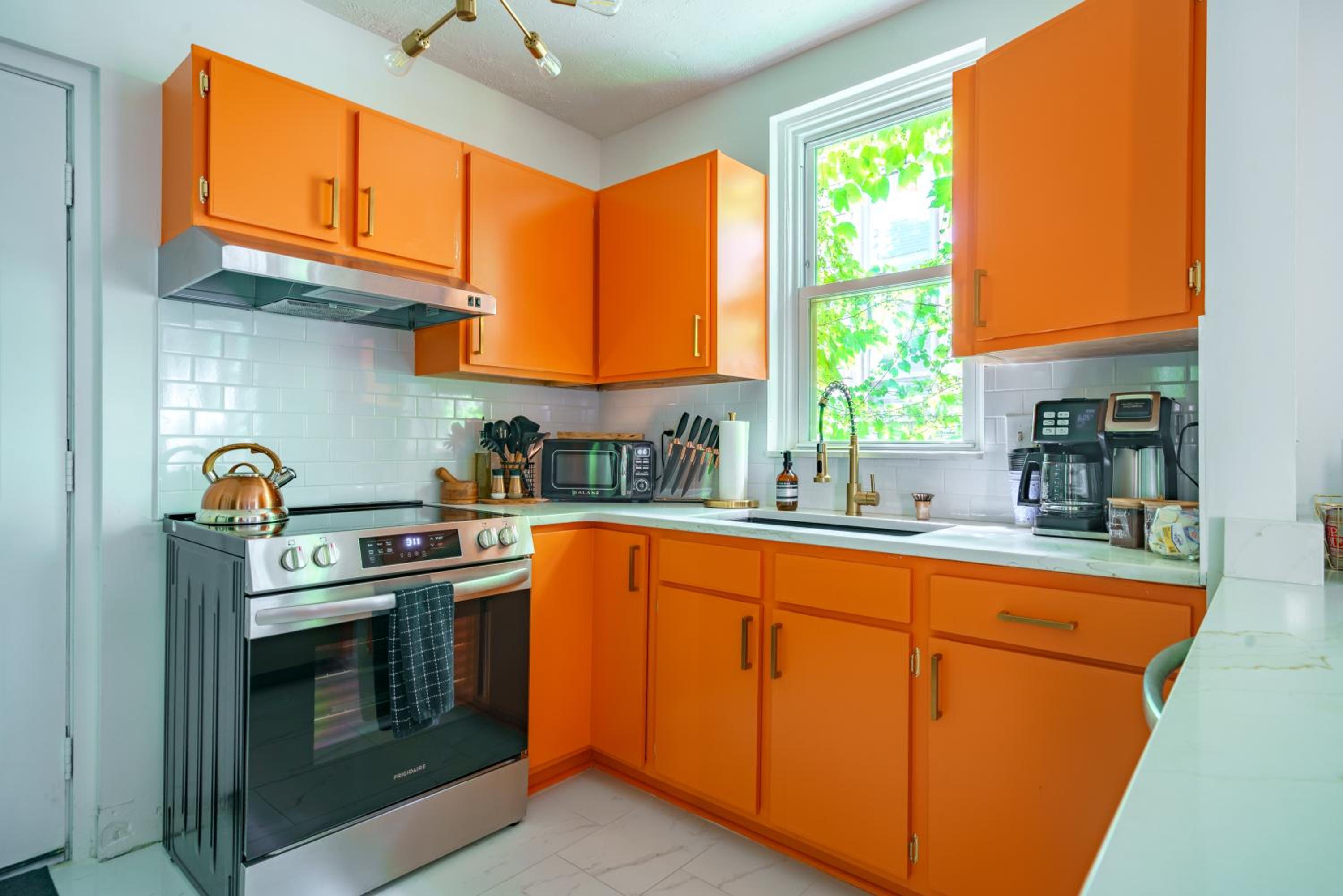 Jungle House Columbus Short North Downtown Free Parking - Steps to Convention Center & Nationwide Arena - 2BR Luxury Home - Sleeps 8 - Over 5,800 Five Star