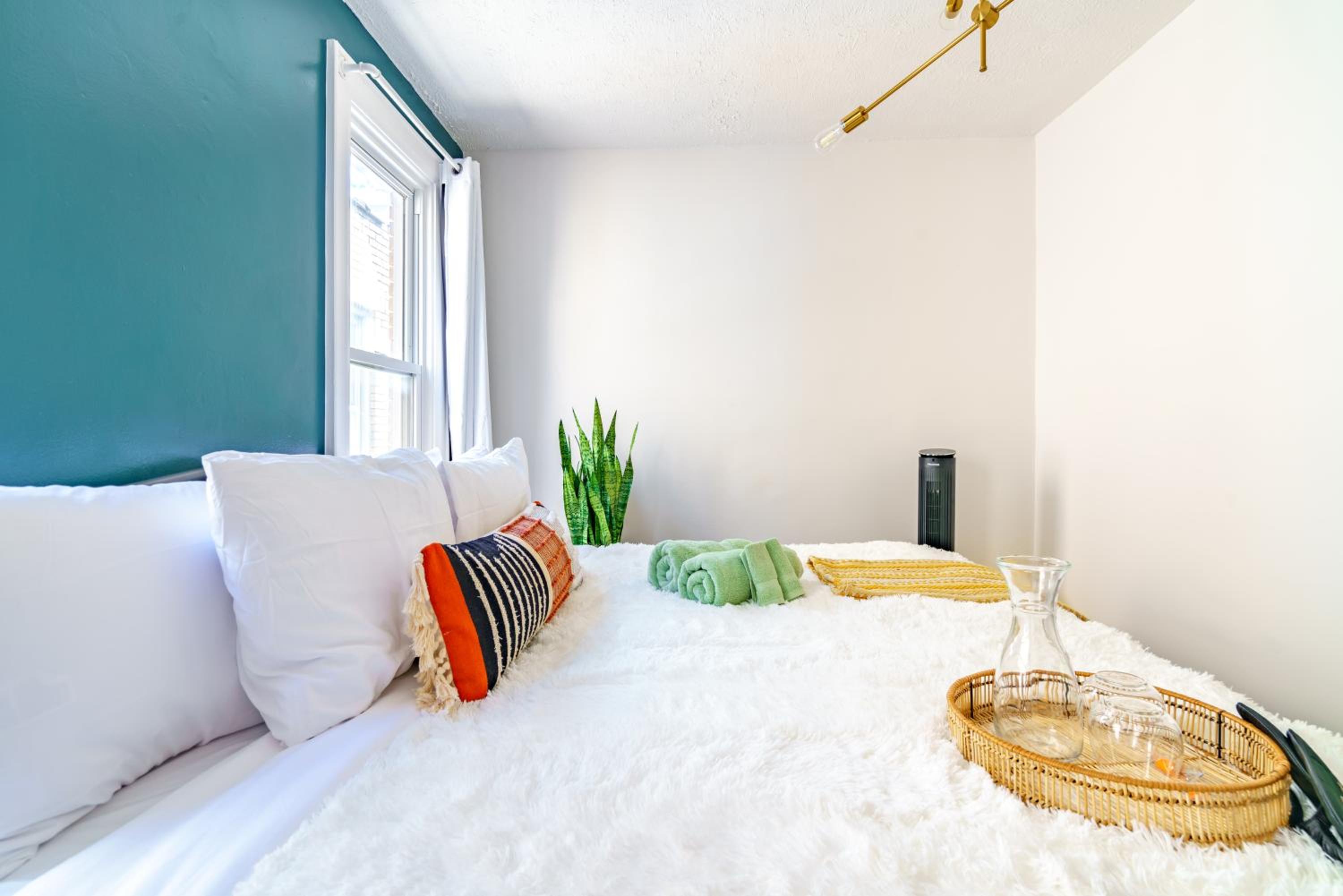 Jungle House Columbus Short North Downtown Free Parking - Steps to Convention Center & Nationwide Arena - 2BR Luxury Home - Sleeps 8 - Over 5,800 Five Star