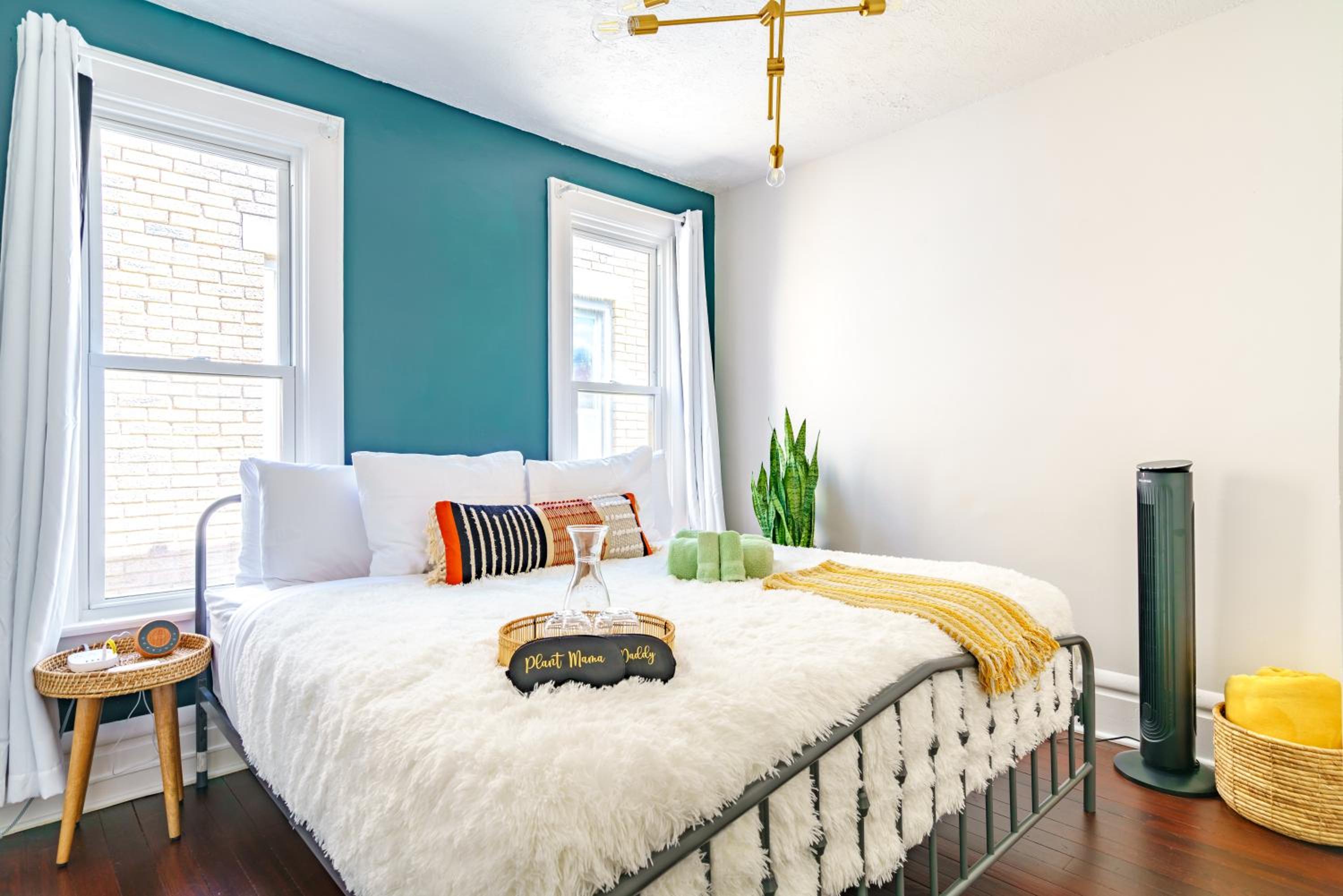 Jungle House Columbus Short North Downtown Free Parking - Steps to Convention Center & Nationwide Arena - 2BR Luxury Home - Sleeps 8 - Over 5,800 Five Star