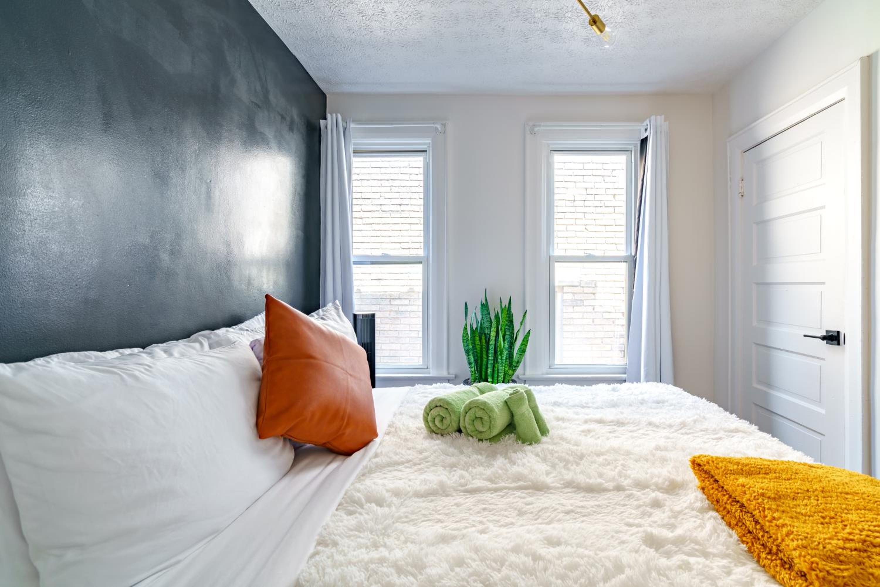 Jungle House Columbus Short North Downtown Free Parking - Steps to Convention Center & Nationwide Arena - 2BR Luxury Home - Sleeps 8 - Over 5,800 Five Star