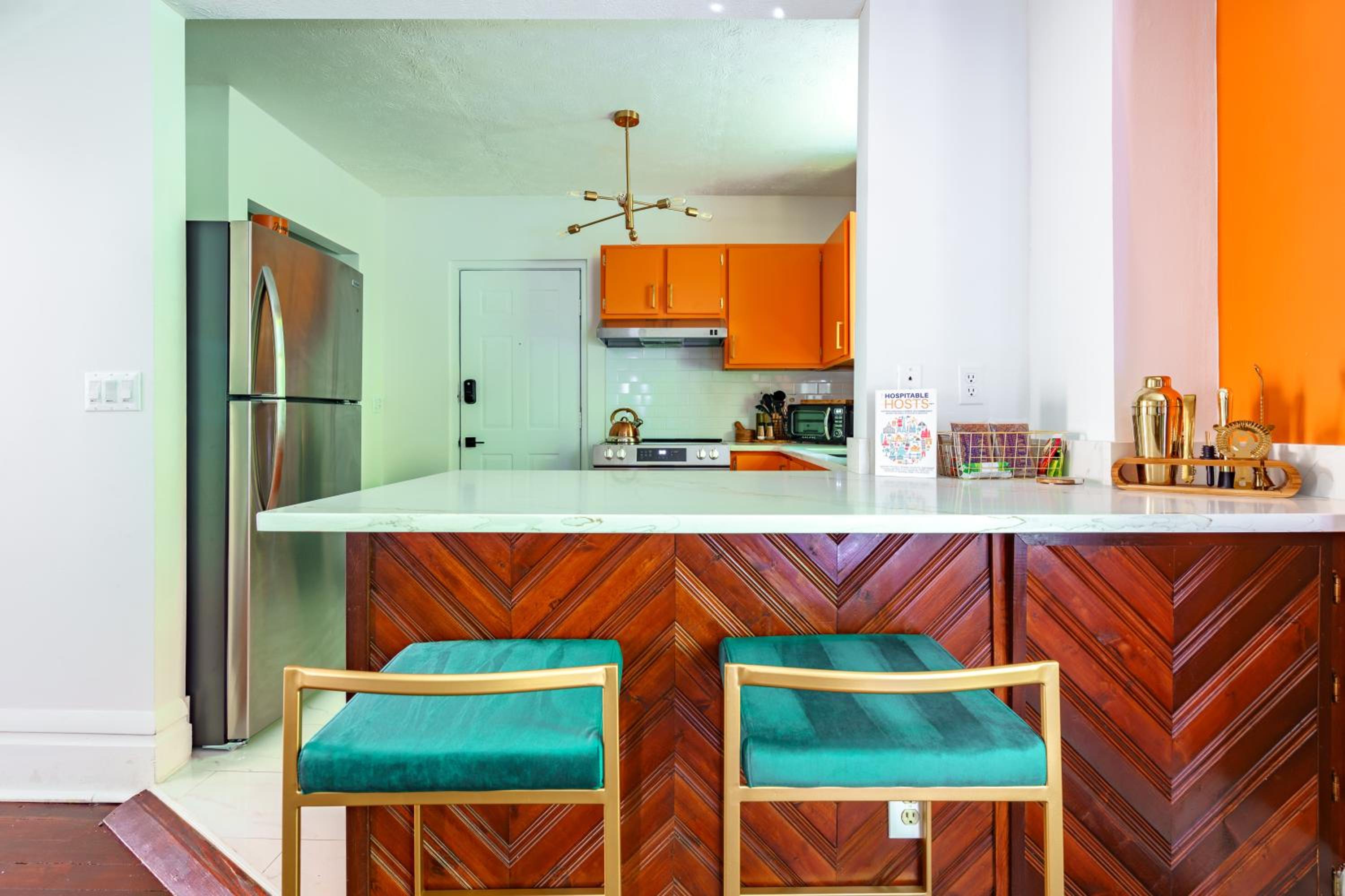 Jungle House Columbus Short North Downtown Free Parking - Steps to Convention Center & Nationwide Arena - 2BR Luxury Home - Sleeps 8 - Over 5,800 Five Star