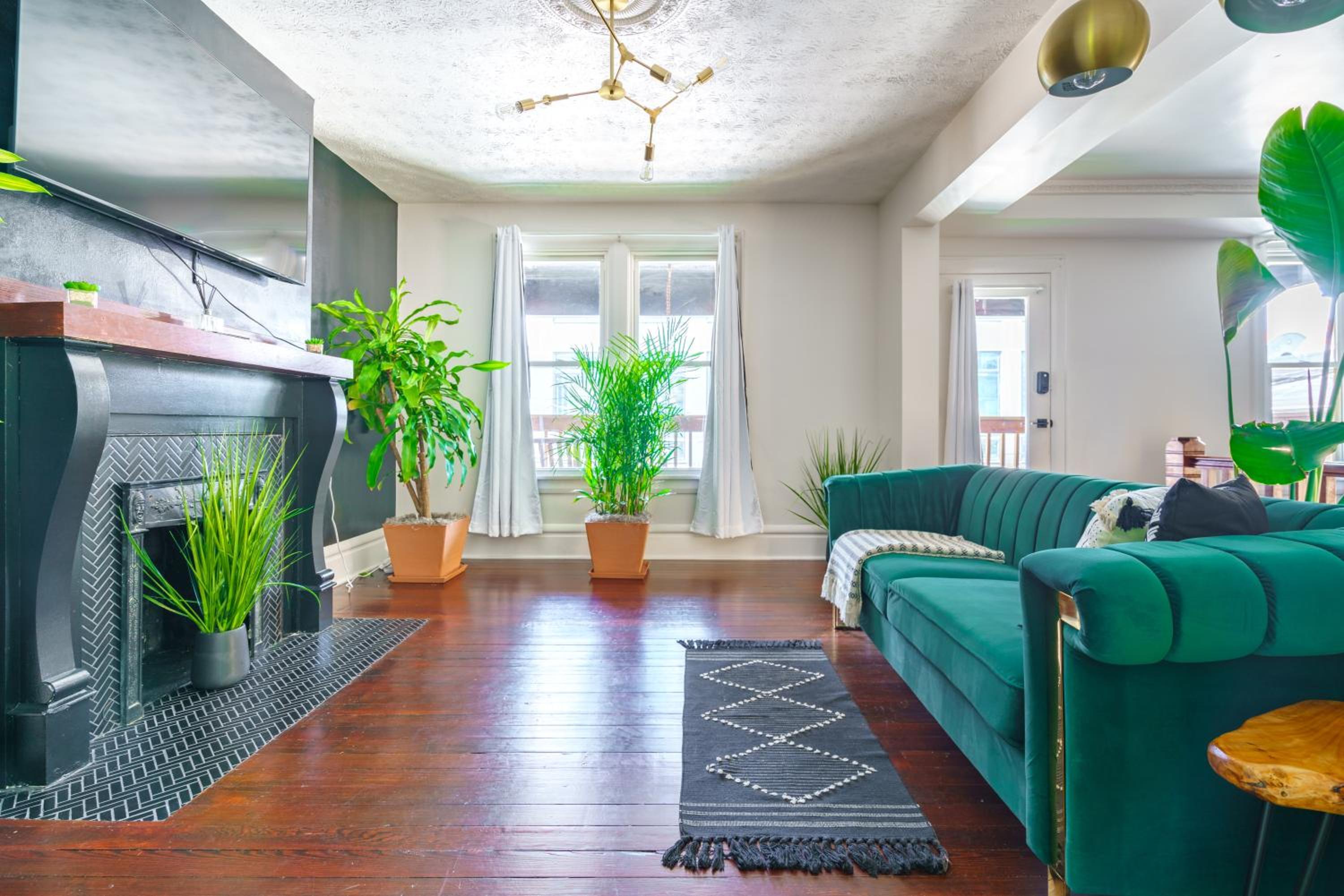 Jungle House Columbus Short North Downtown Free Parking - Steps to Convention Center & Nationwide Arena - 2BR Luxury Home - Sleeps 8 - Over 5,800 Five Star