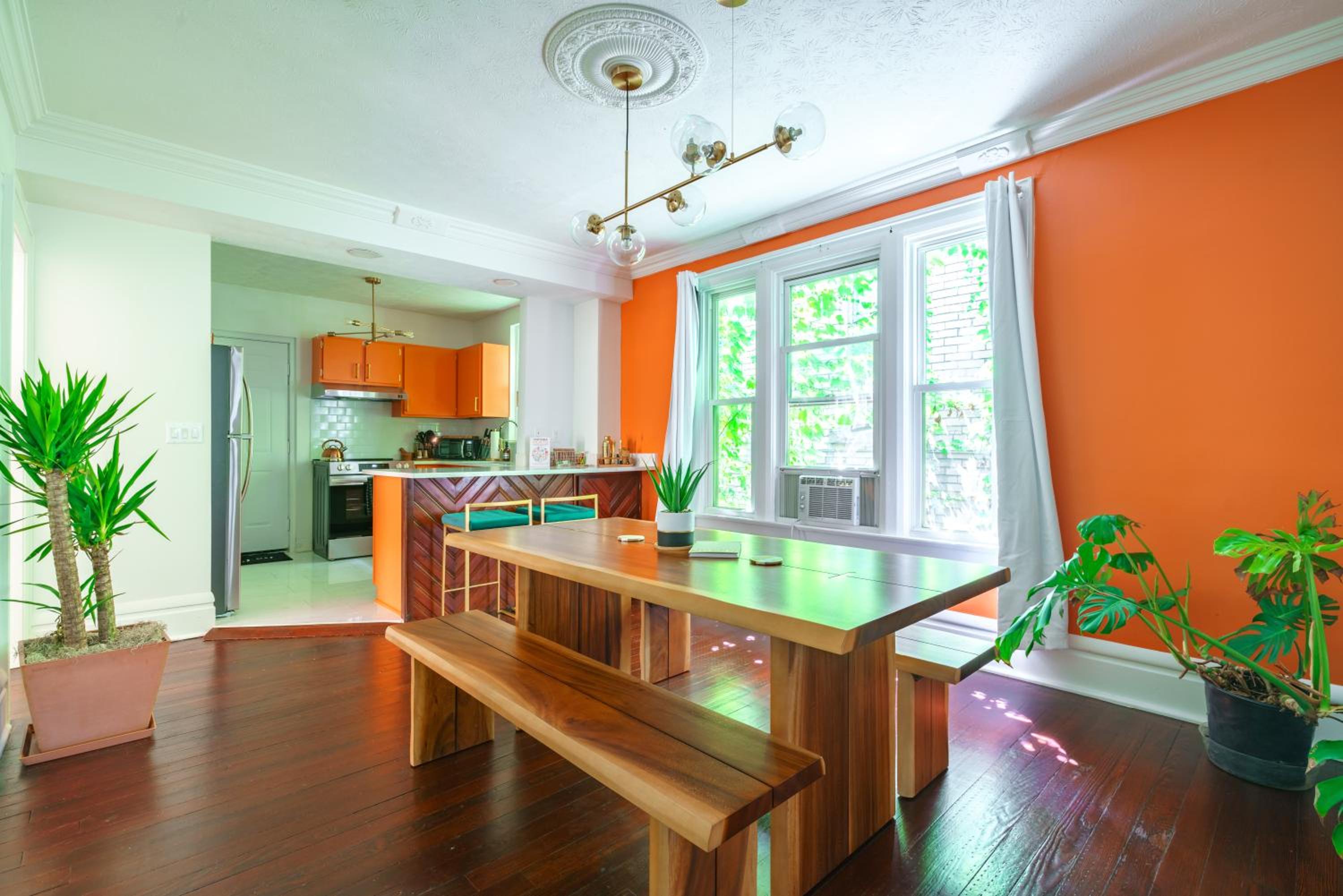 Jungle House Columbus Short North Downtown Free Parking - Steps to Convention Center & Nationwide Arena - 2BR Luxury Home - Sleeps 8 - Over 5,800 Five Star