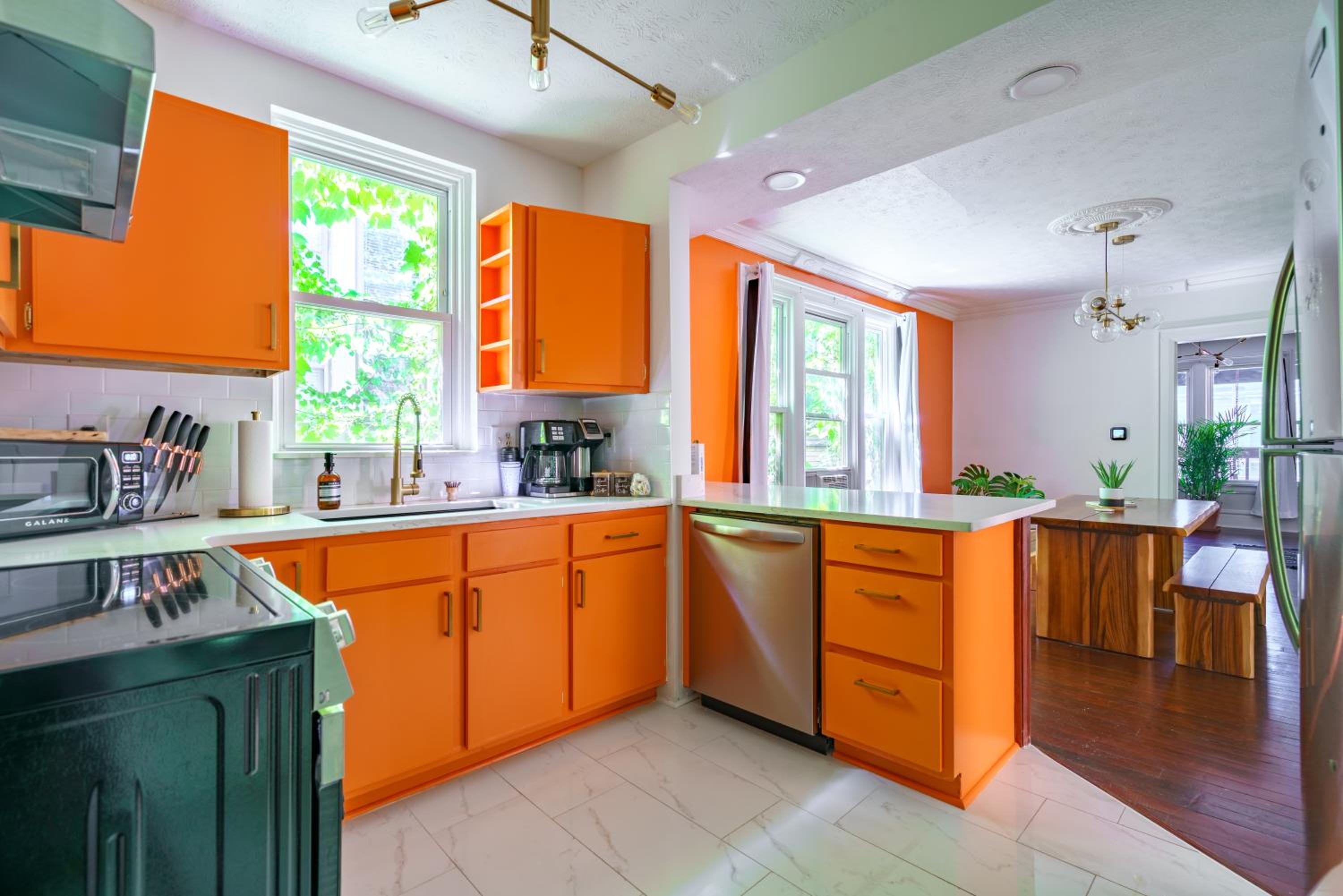 Jungle House Columbus Short North Downtown Free Parking - Steps to Convention Center & Nationwide Arena - 2BR Luxury Home - Sleeps 8 - Over 5,800 Five Star