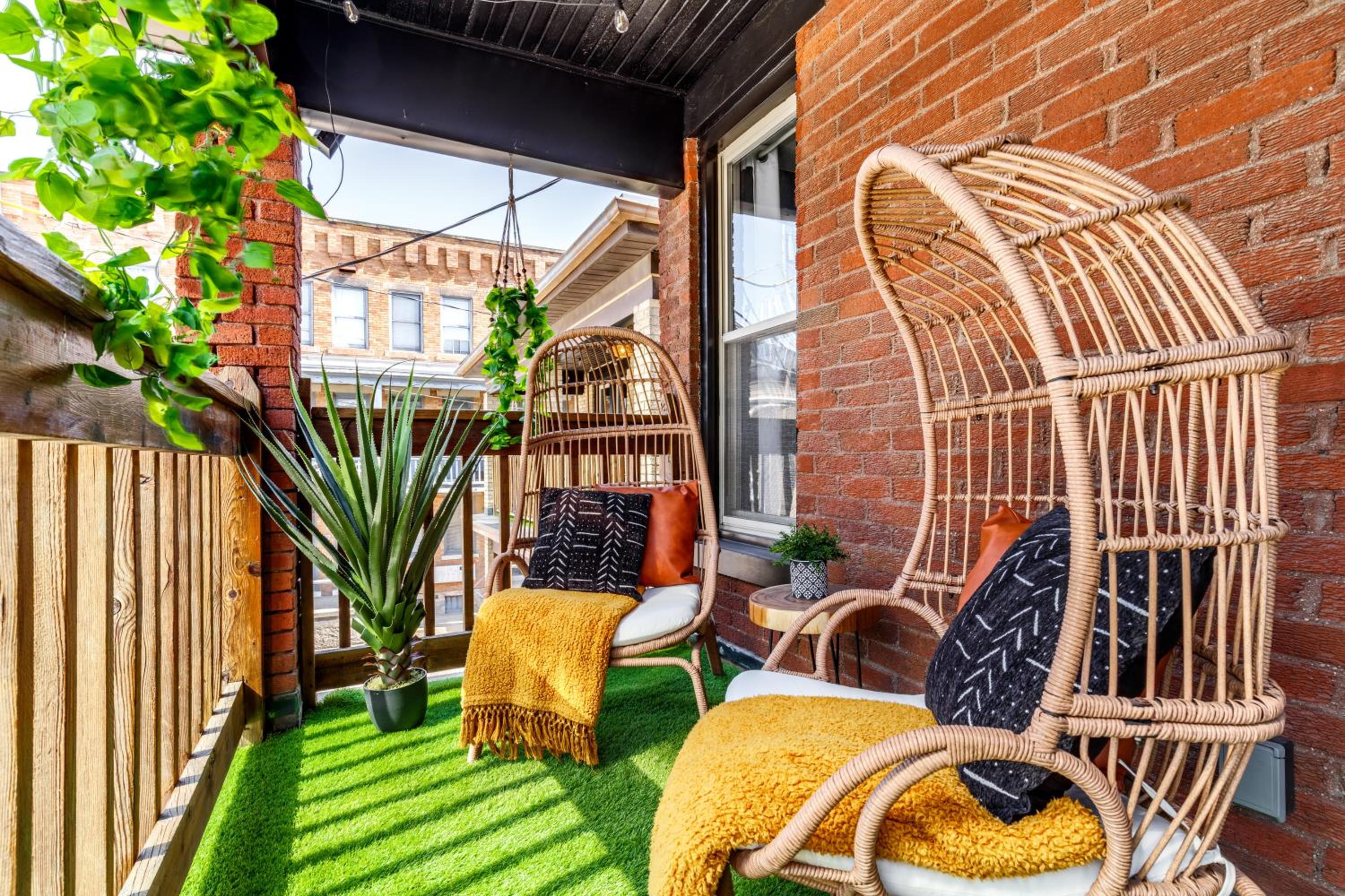 Jungle House Columbus Short North Downtown Free Parking - Steps to Convention Center & Nationwide Arena - 2BR Luxury Home - Sleeps 8 - Over 5,800 Five Star