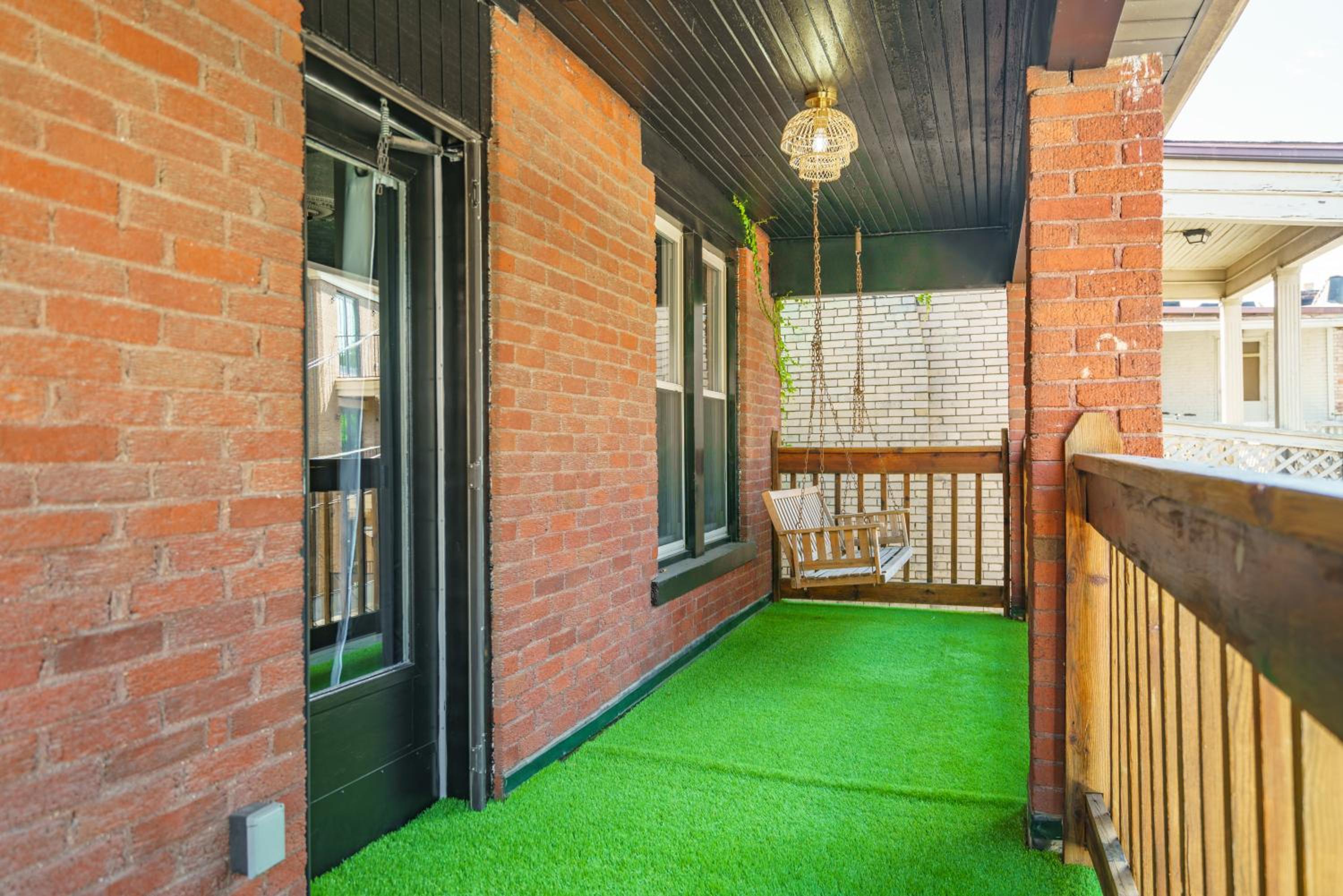 Jungle House Columbus Short North Downtown Free Parking - Steps to Convention Center & Nationwide Arena - 2BR Luxury Home - Sleeps 8 - Over 5,800 Five Star