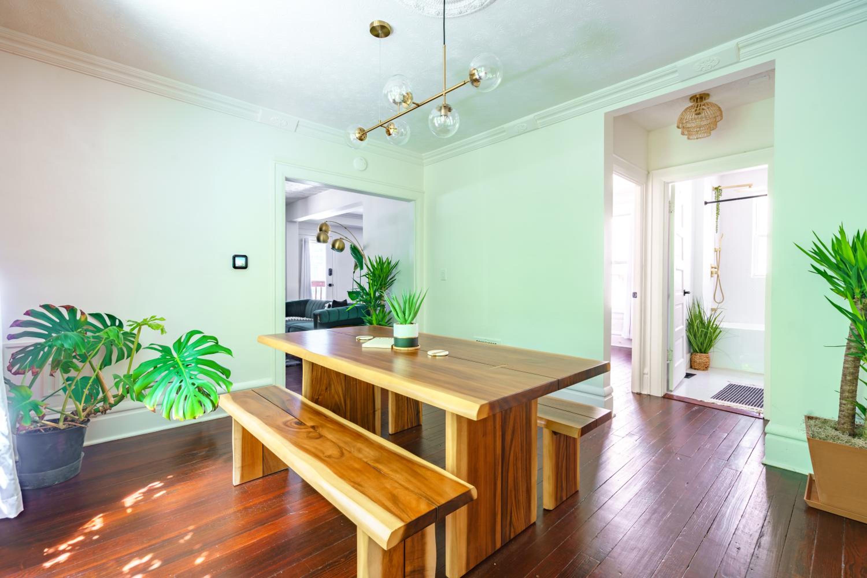 Jungle House Columbus Short North Downtown Free Parking - Steps to Convention Center & Nationwide Arena - 2BR Luxury Home - Sleeps 8 - Over 5,800 Five Star